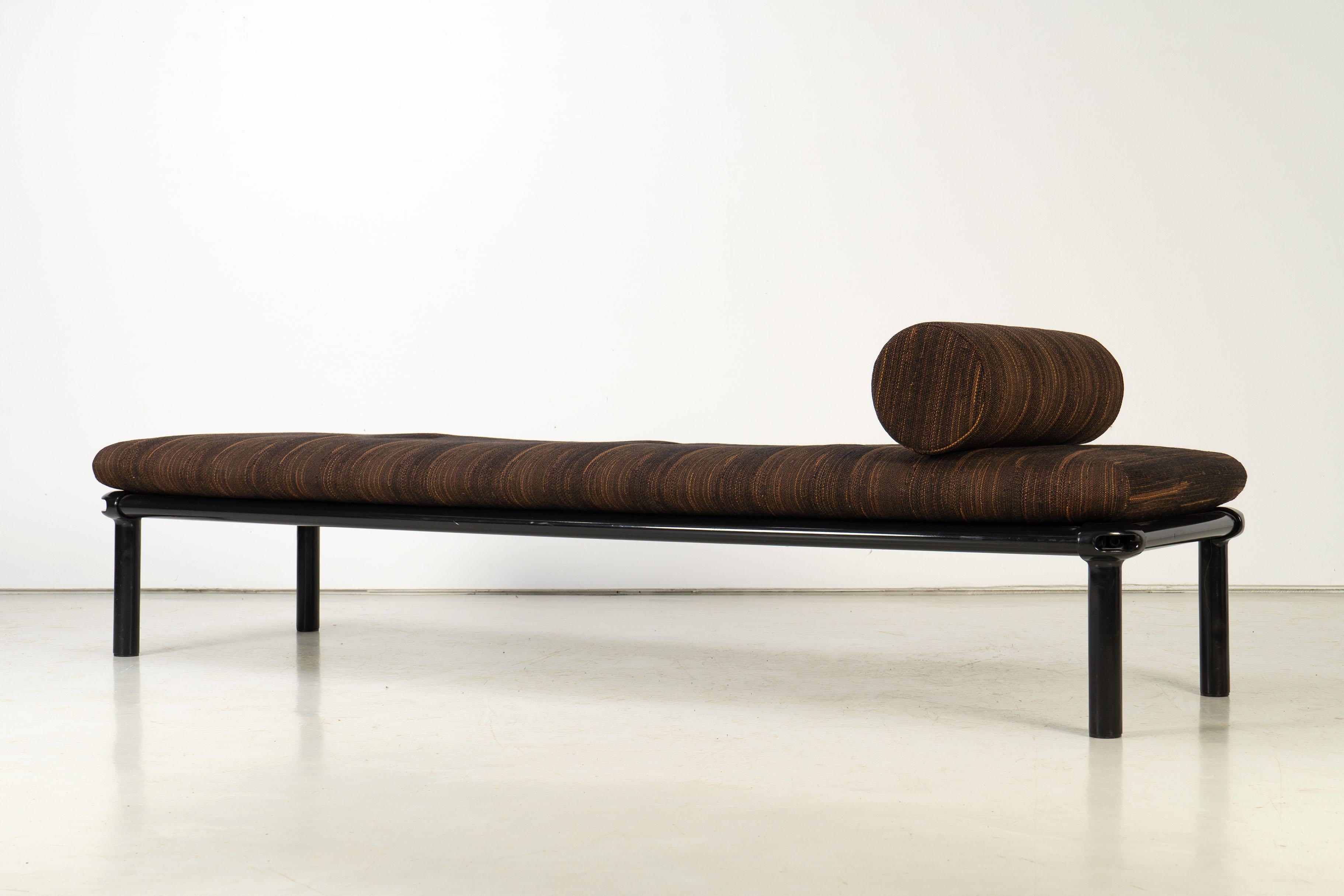 High-quality daybed by Knoll International covered with beautiful wool fabric.