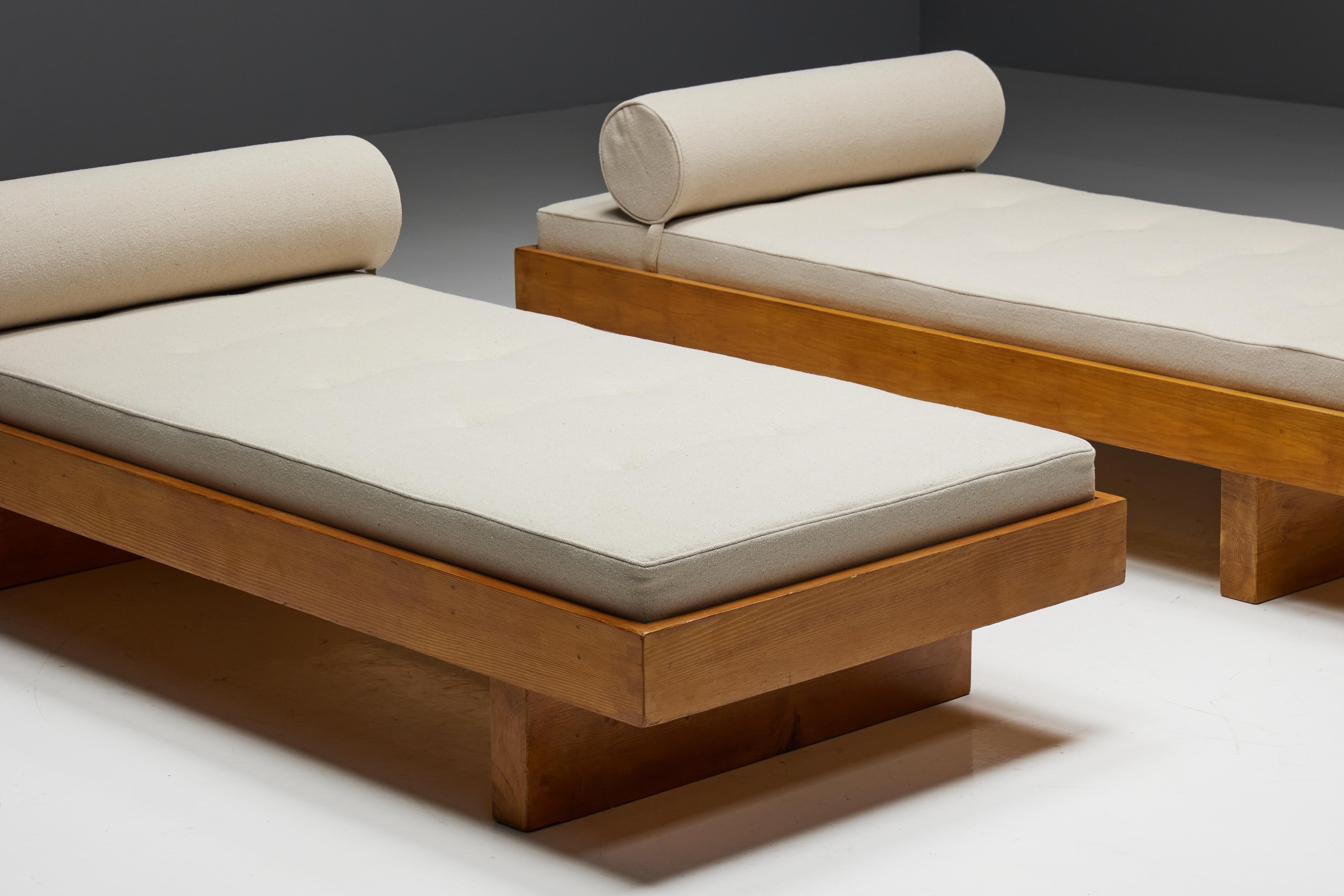 Mid-Century Modern Daybed by Charlotte Perriand for Méribel Les Allues, France, 1960s For Sale