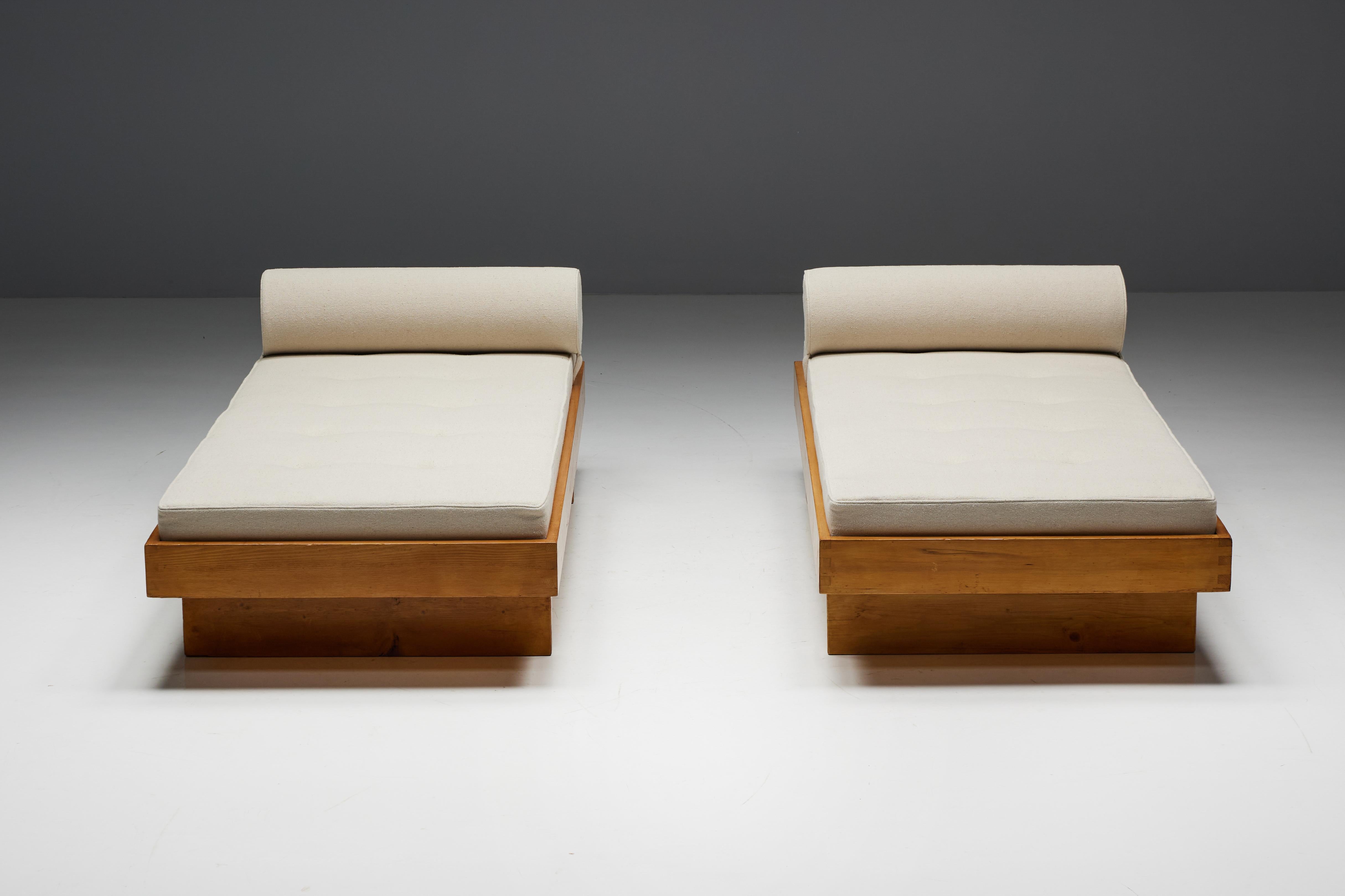 Daybed by Charlotte Perriand for Méribel Les Allues, France, 1960s In Excellent Condition For Sale In Antwerp, BE