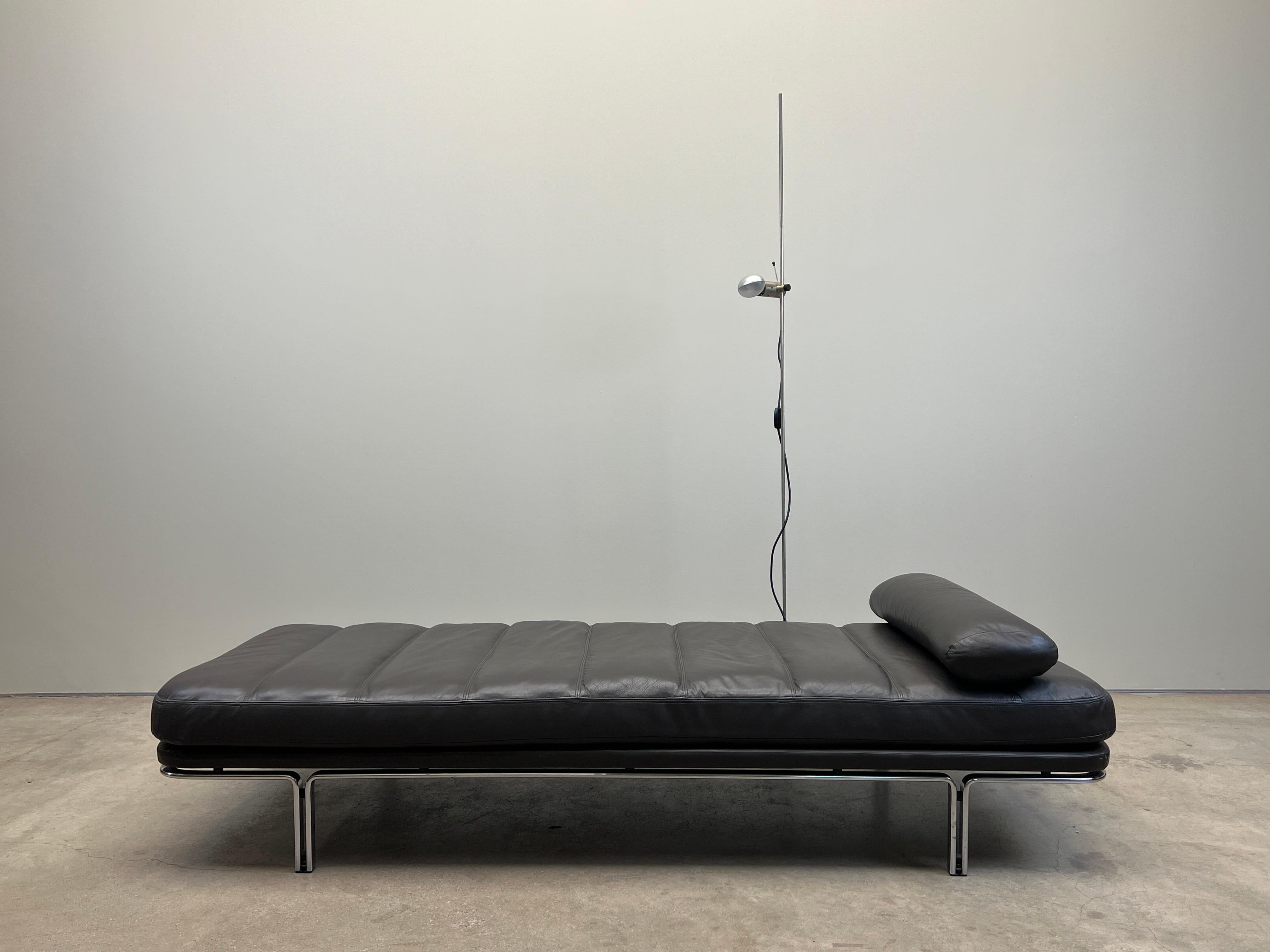Modèle 6915 Daybed par Horst Brüning pour Kill International. Cuir gris foncé d'origine avec coussin amovible. 