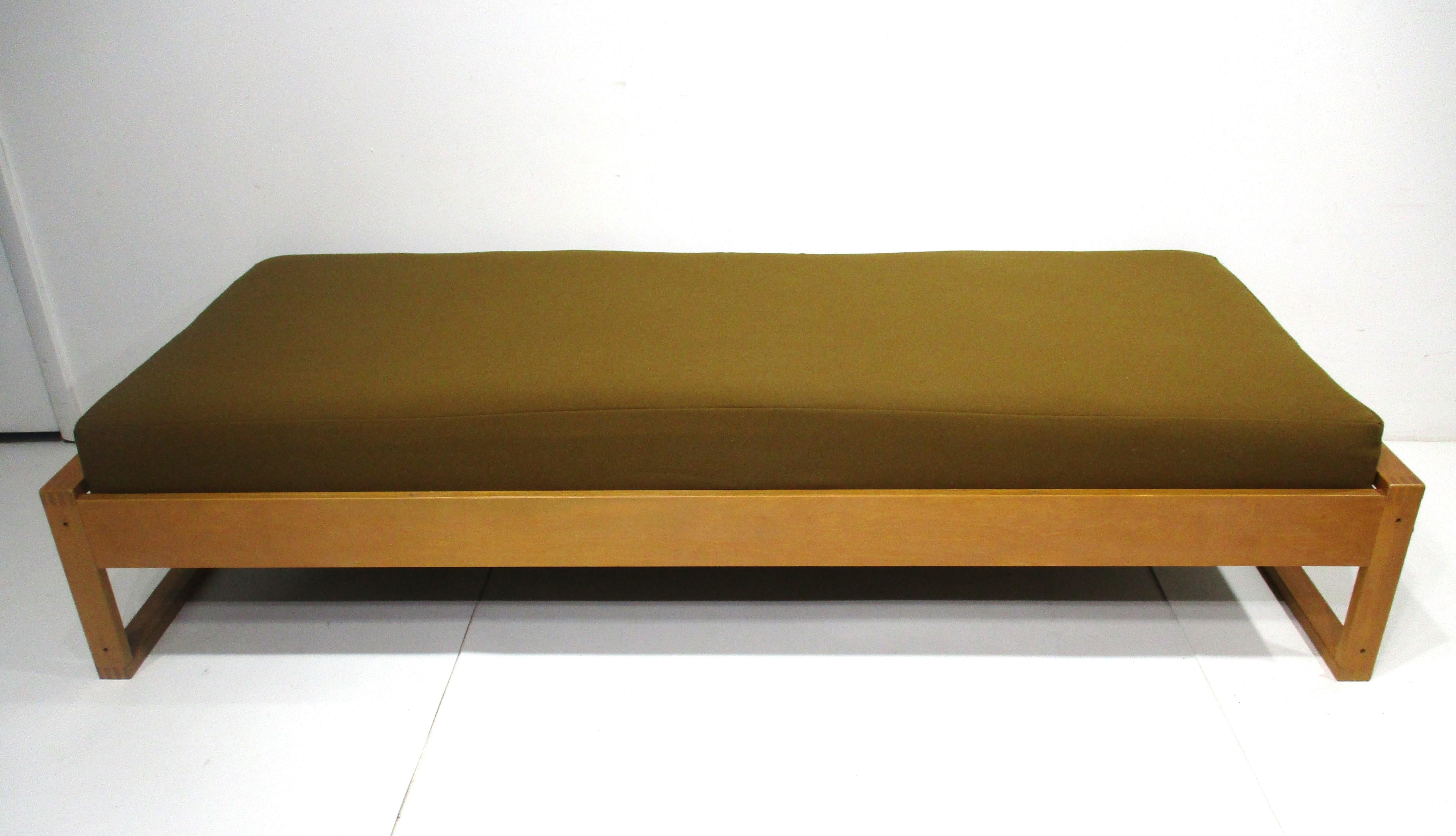 Daybed by Ingvar Anderssen for Averskogs Sweden in the style of Alvar Aalto 6