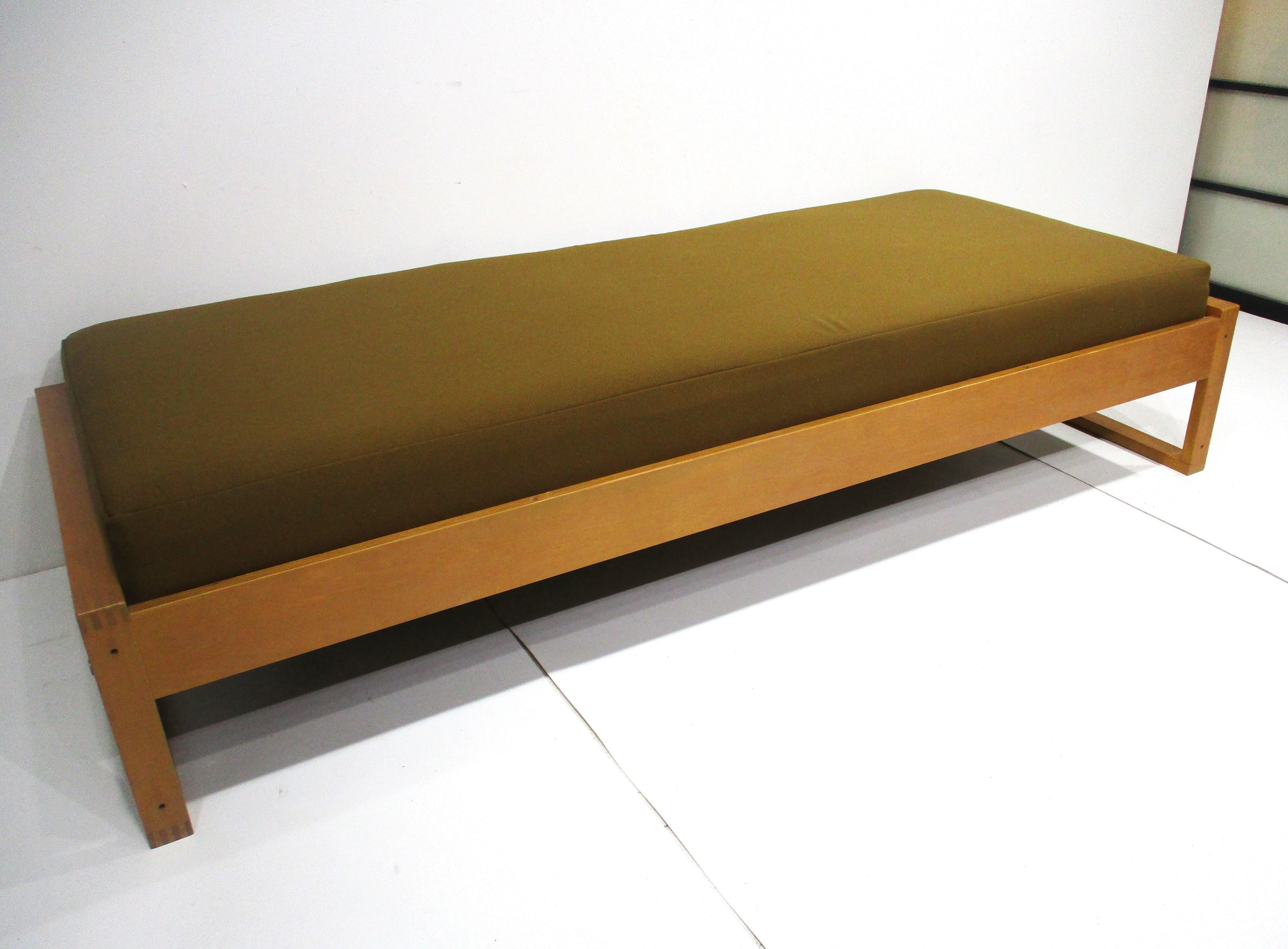 Daybed by Ingvar Anderssen for Averskogs Sweden in the style of Alvar Aalto In Good Condition In Cincinnati, OH