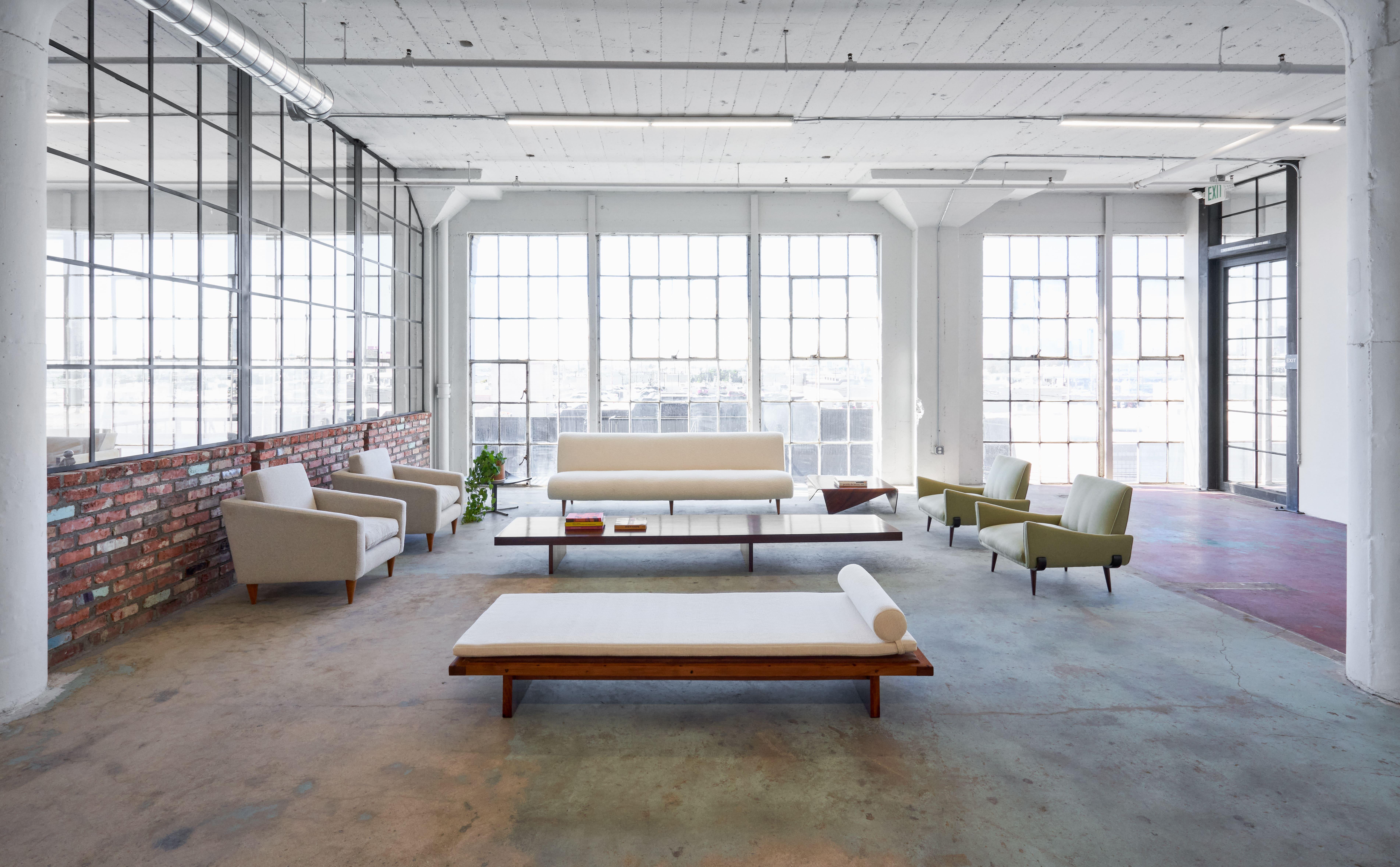 Brésilien Lit de jour par Joaquim Tenreiro, Modernité du milieu du siècle, années 1960 en vente