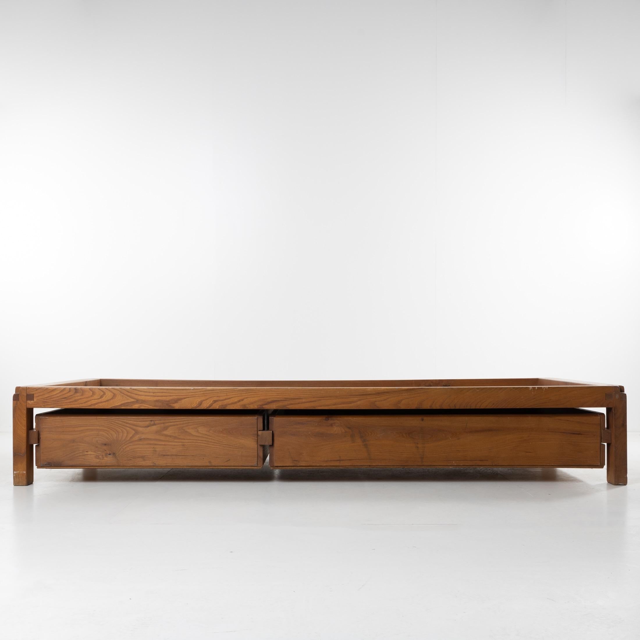 About this daybed by Pierre Chapo
Daybed type 