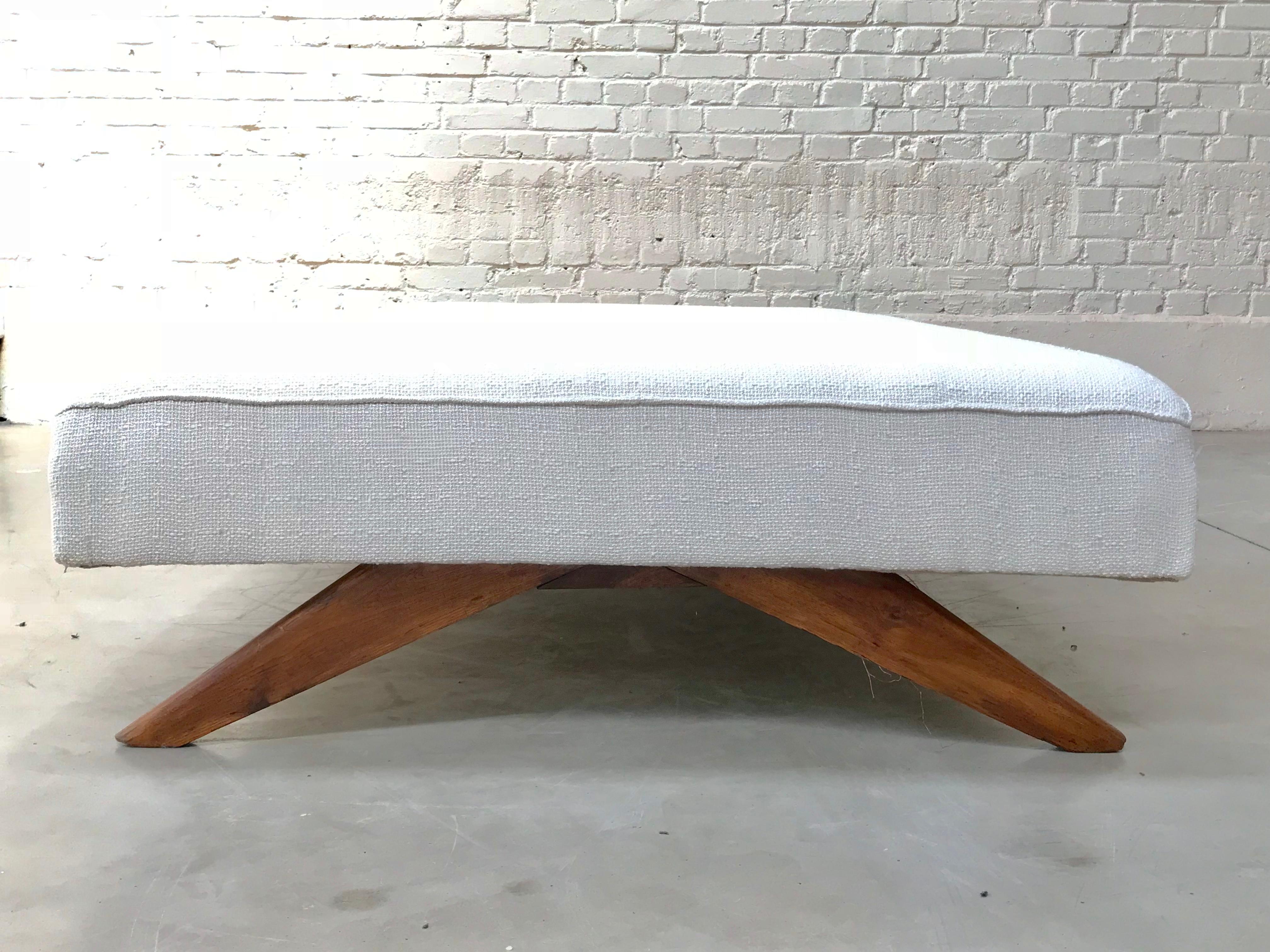 Rest bed upholstered in an off-white padded natural fabric resting on compass-like legs.
Restoration of use and maintenance.
Provenance: Administrative Buildings and Private Houses of Chandigarh, India.