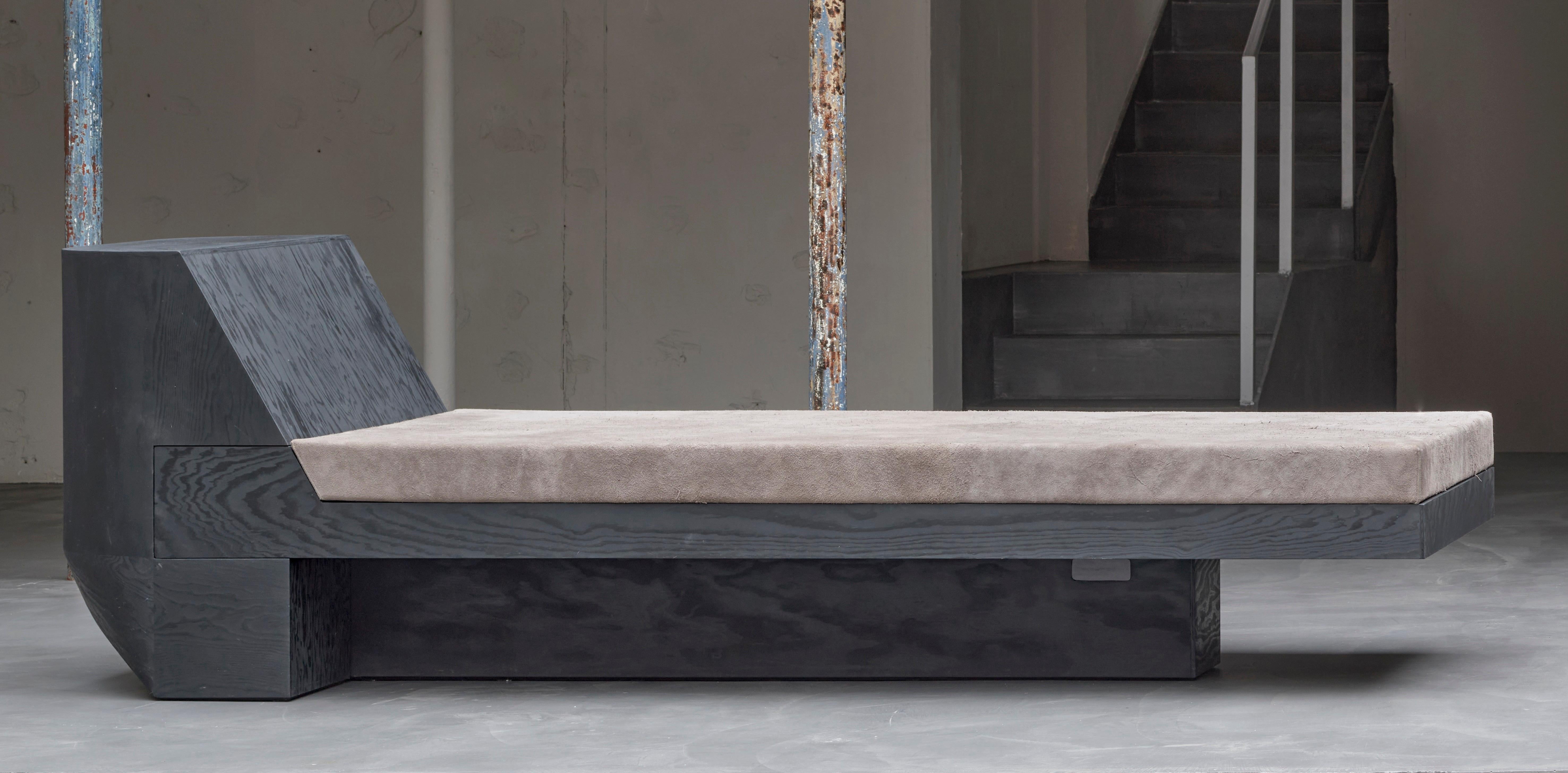Cama de día de Rick Owens
Firmado y numerado
Edición limitada de 8 piezas
Dimensiones: P 90 x An 250 x Al 86 cm. 
Materiales: Madera contrachapada quemada y pintada.

Rick Owens es un diseñador de moda y muebles nacido en California que ha