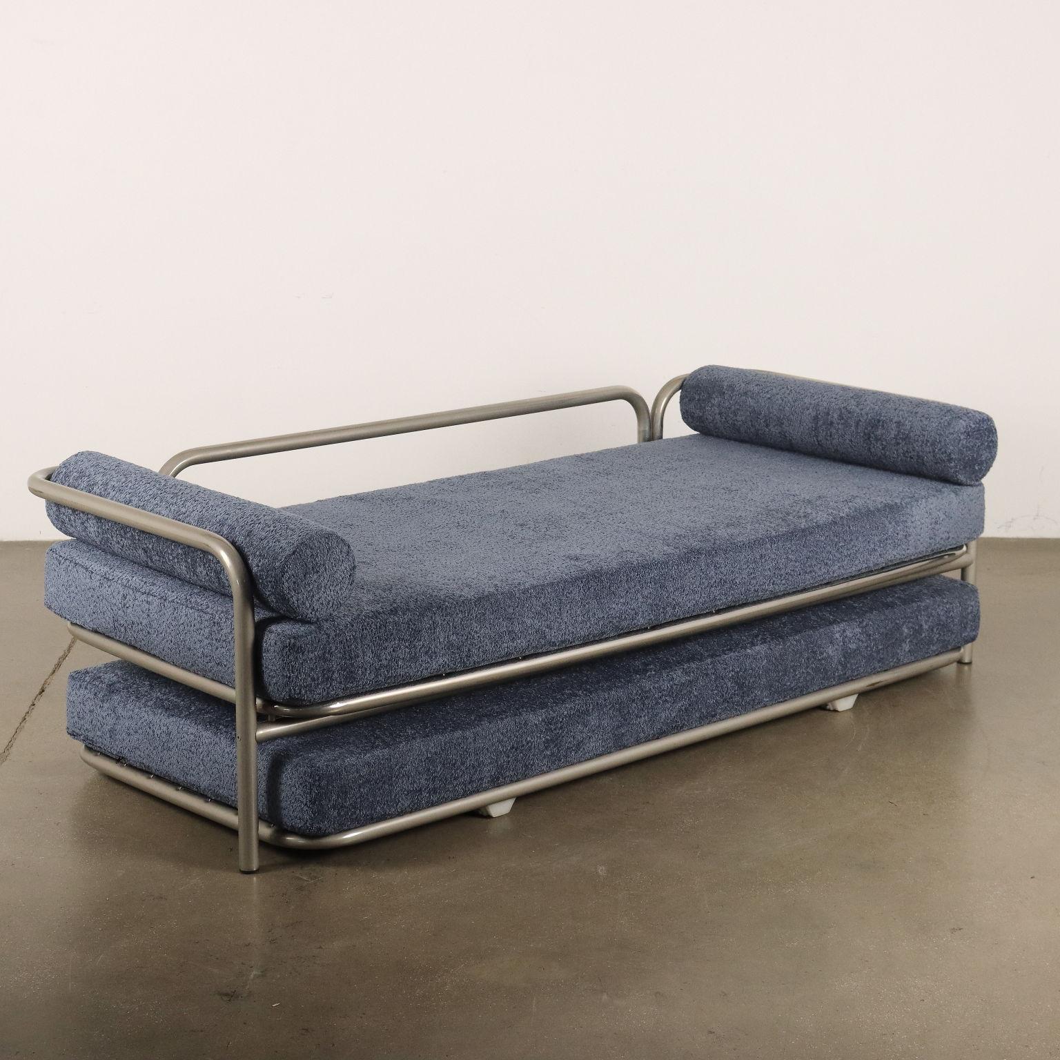Daybed con letto estraibile dalla serie 'Locus Solus' disegnata da Gae Aulenti e prodotta da Poltronova a partire dalla fine degli anni '60. Realizzato con struttura in tubolare metallico cromato, presenta un letto estraibile che può trasformare il