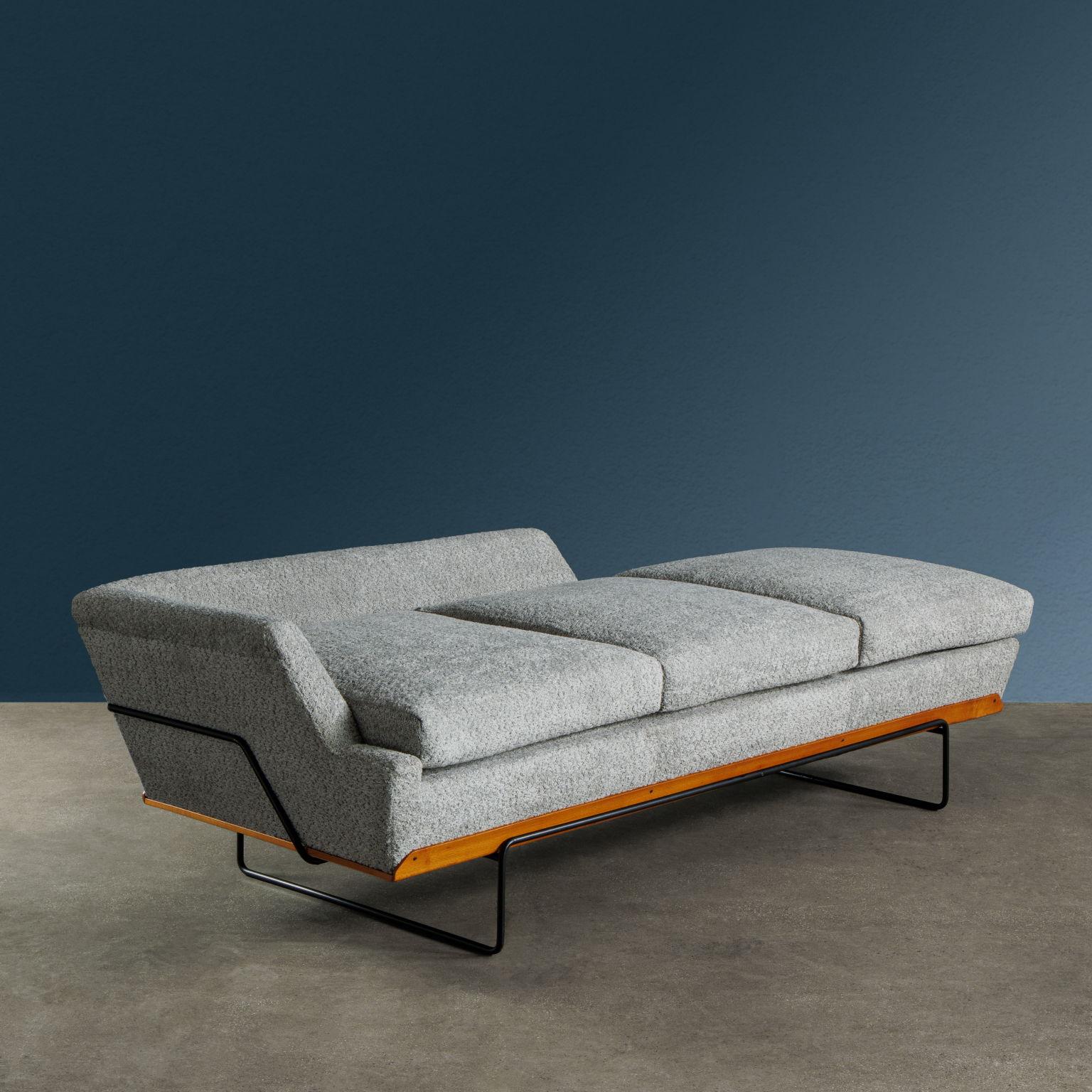 Daybed disegnato da Taichiro Nakai e realizzato da La Permanente Mobili Cantù per la Prima Selettiva del 1955. Presenta una struttura in metallo verniciato nero con profili in legno, seduta con imbottitura in espanso e rivestimento nuovo in tessuto