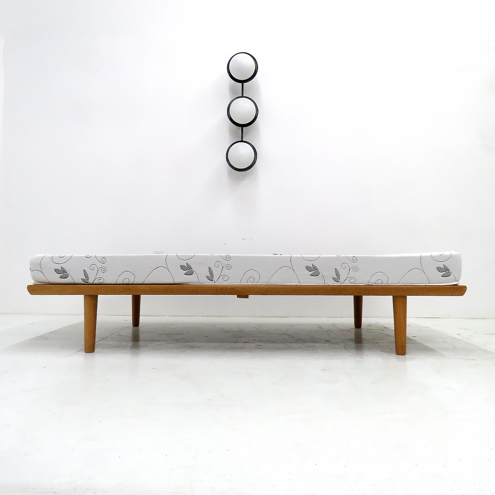 Meraviglioso letto da giorno GE-19 di Hans J. Wegner per GETAMA, 1956, struttura in legno massiccio di Oak con gambe affusolate e accenti in ottone, molle piatte ricoperte di feltro, marchiato.