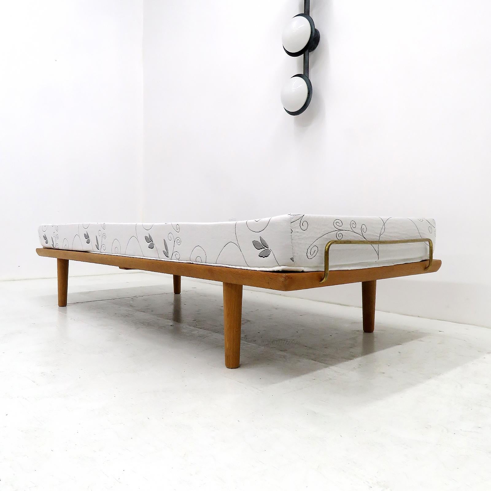 Scandinavo moderno Daybed GE-19 di Hans Wegner per GETAMA, 1960 in vendita