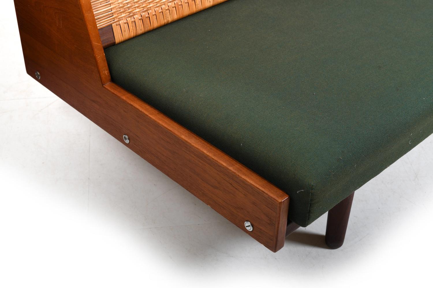 Daybed GE-258 in teak by Hans J. Wegner for Getama Denmark 1954. Backrest in wicker cane. Original mattress with green fabric. Early production 1950s. With beatiful patina and round legs.