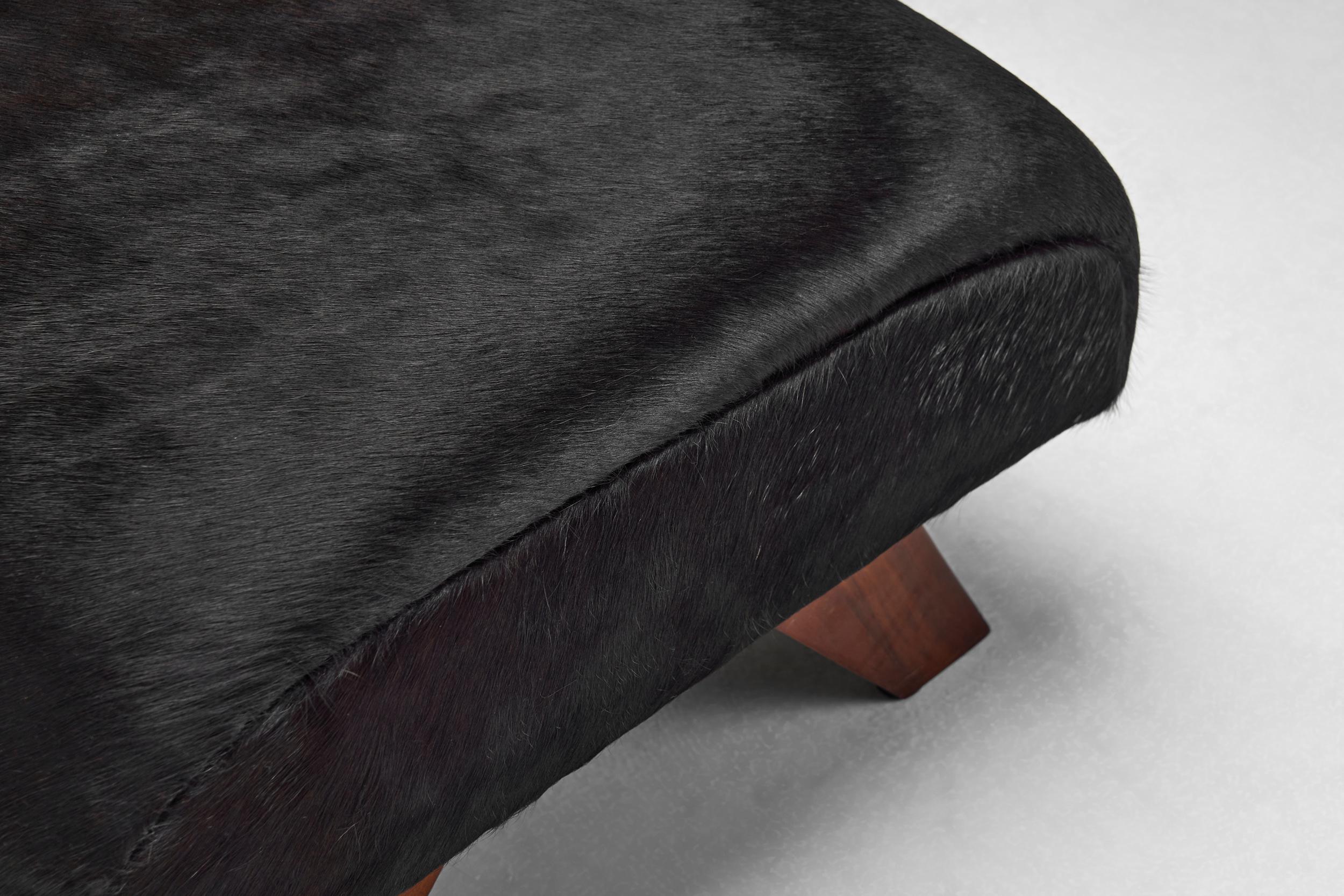 Daybed in Dark Ponyskin with Wooden Legs, Europe 1940s For Sale 7