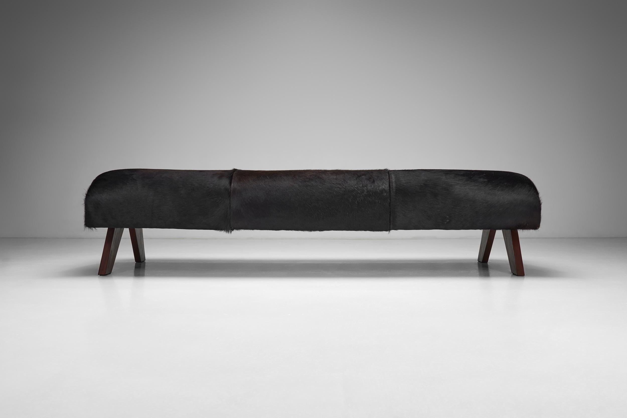 Daybed in Dark Ponyskin with Wooden Legs, Europe 1940s In Good Condition For Sale In Utrecht, NL