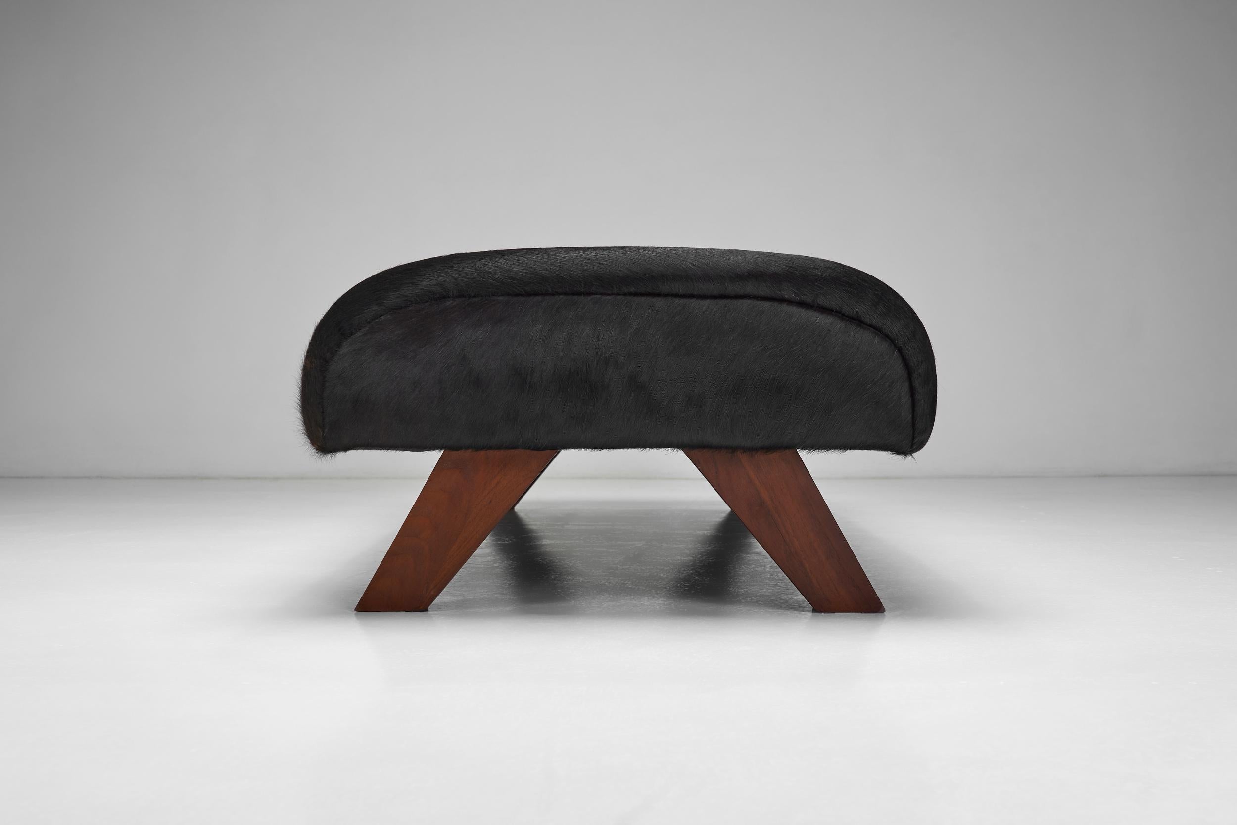 Daybed in Dark Ponyskin with Wooden Legs, Europe 1940s For Sale 2