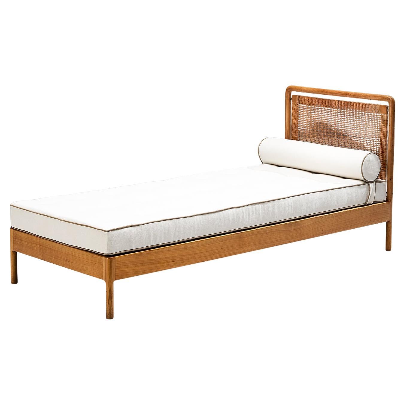 Daybed or single bed, elm, cane, Scandinavia, 1950s.

A simple and minimalist bed designed in Scandinavia around the 1950s. The construction is based on clear lines and angular shapes. Its simple and pure exterior will come forward nicely in a