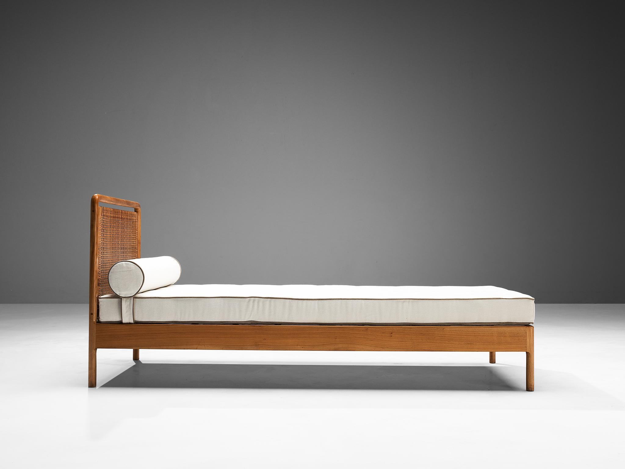 Daybed in Elm with Wicker Headboard In Good Condition In Waalwijk, NL