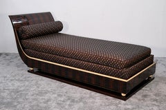 Lit de repos en placage de Macassar, laqué brillant, dans le style Art déco français