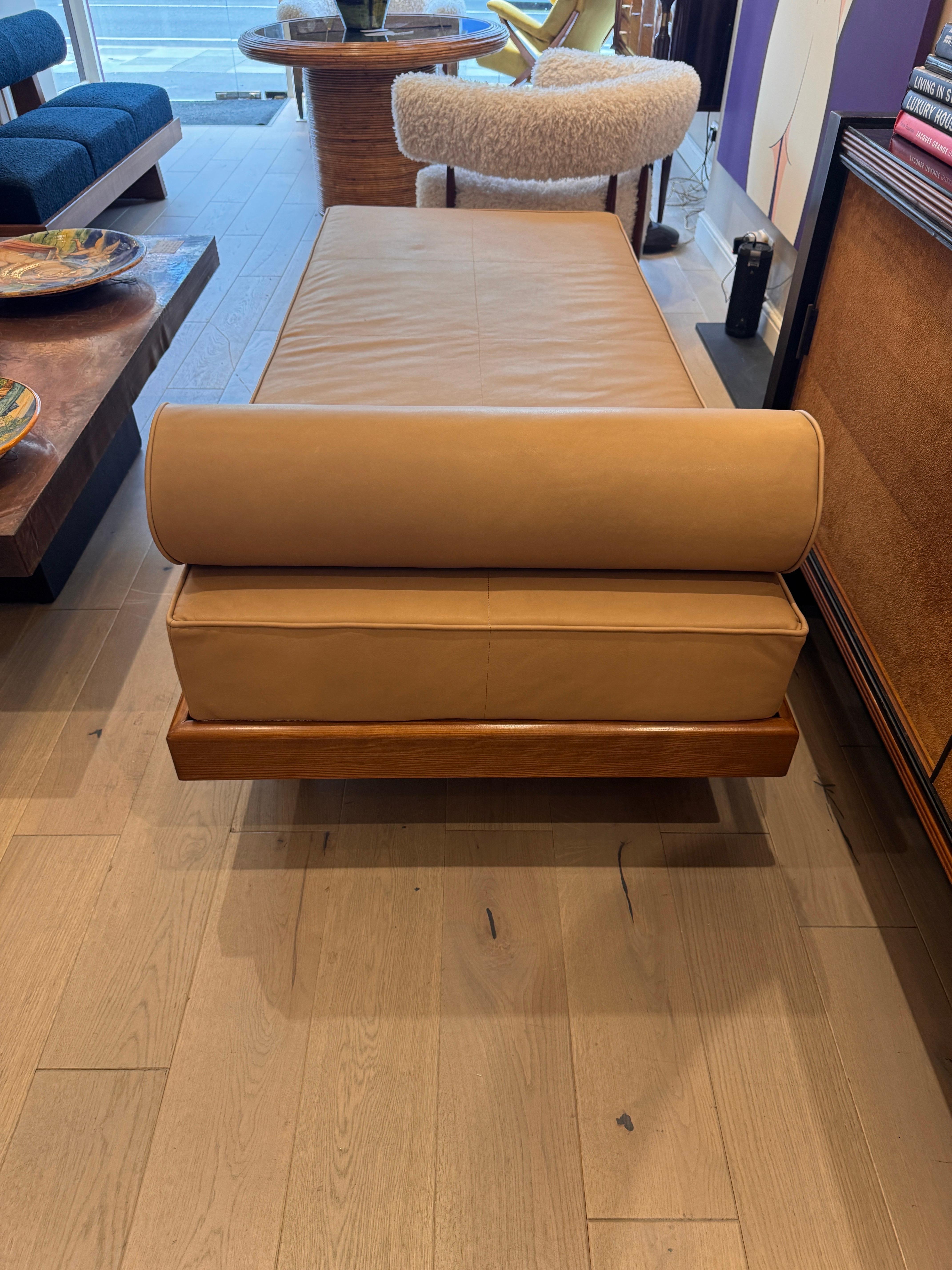 Un lit de jour exceptionnel dans un cadre en chêne nouvellement rembourré dans le meilleur cuir italien café crème nappa avec un coussin de traversin amovible . Le matelas a été doublé d'un coton bouclé doux lorsqu'il est retourné pour faciliter son