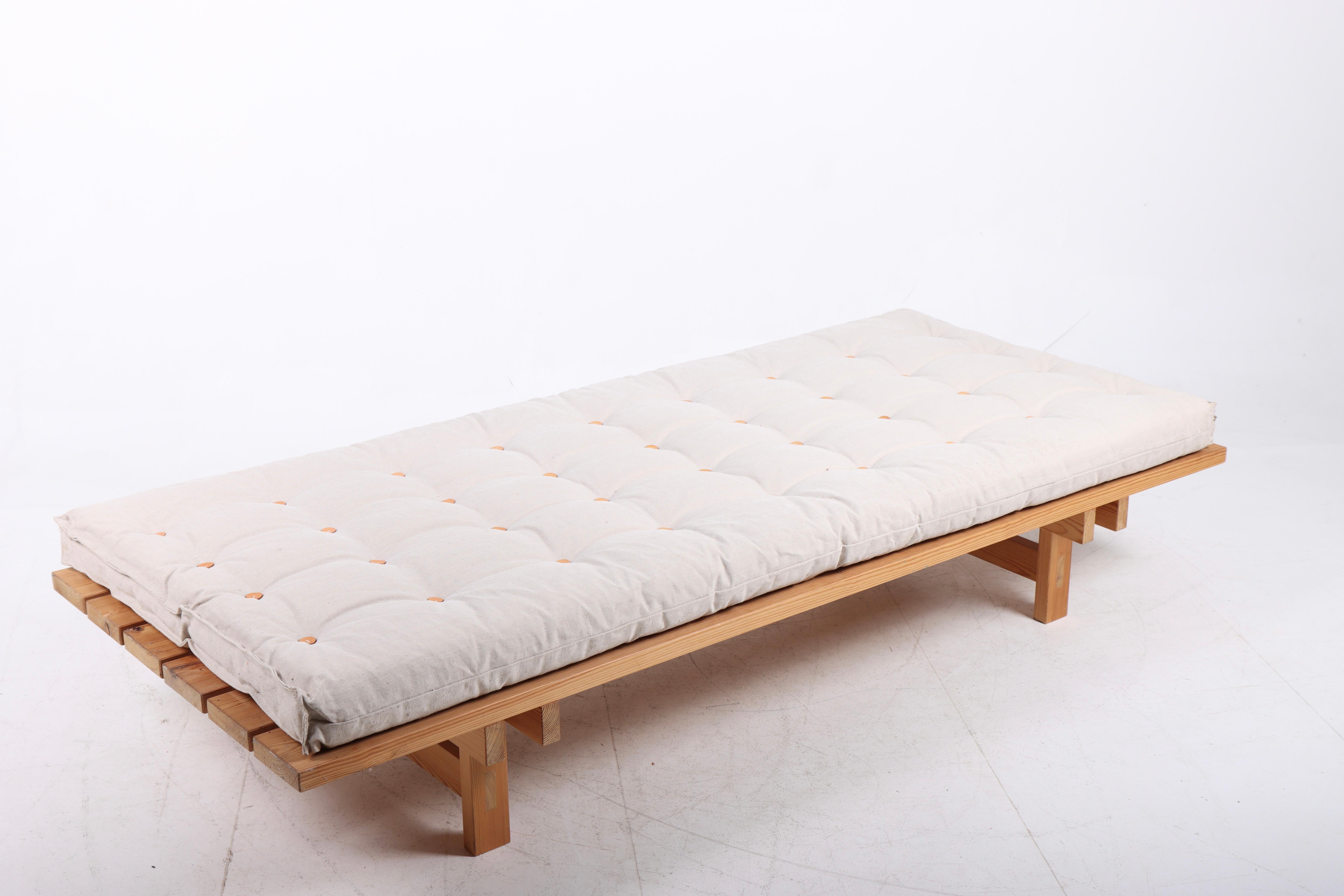 Mid-20th Century Daybed in Pine and Canvas, Made in Denmark 1960s