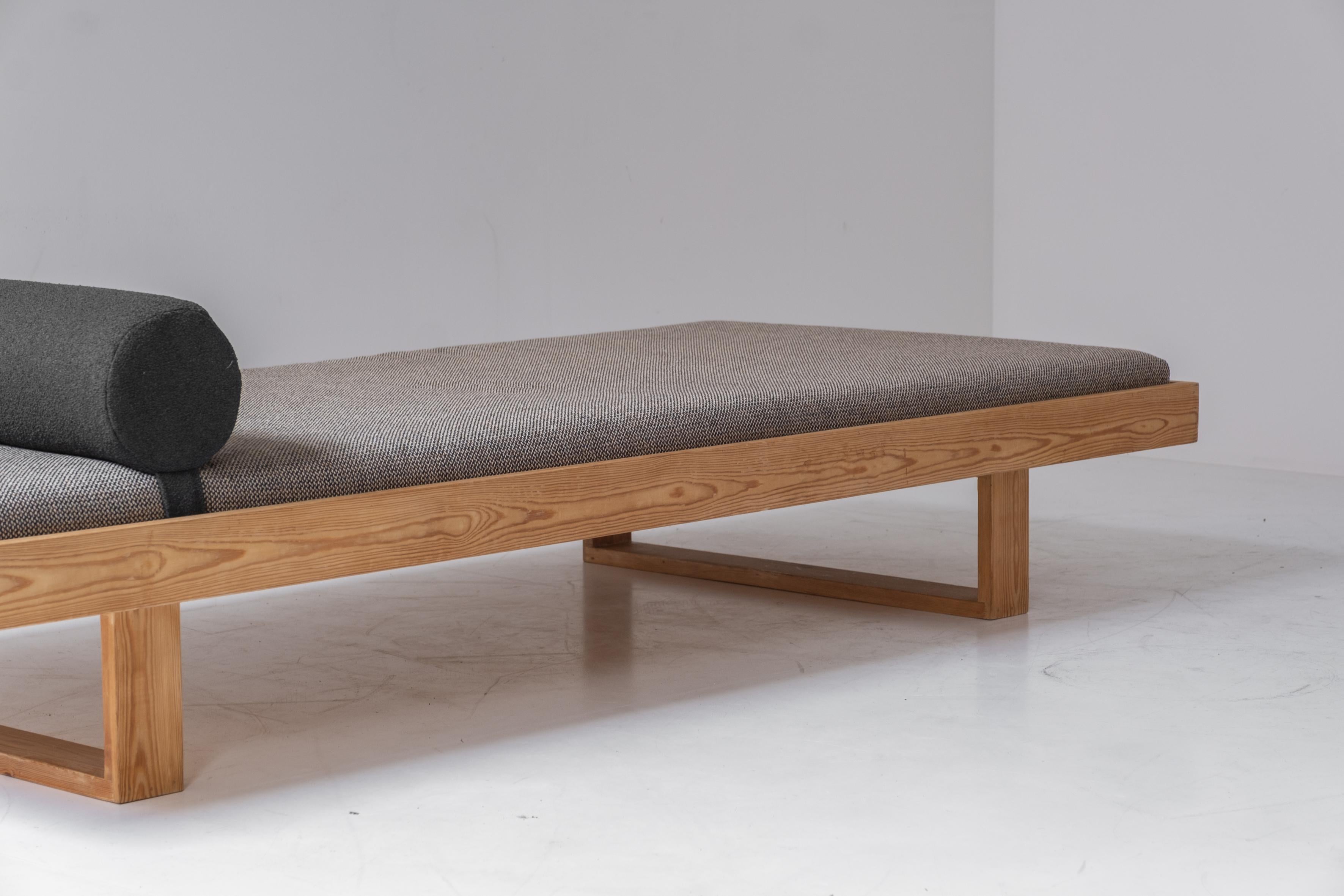 Daybed in pine from Denmark, dating from the 1960s. 3