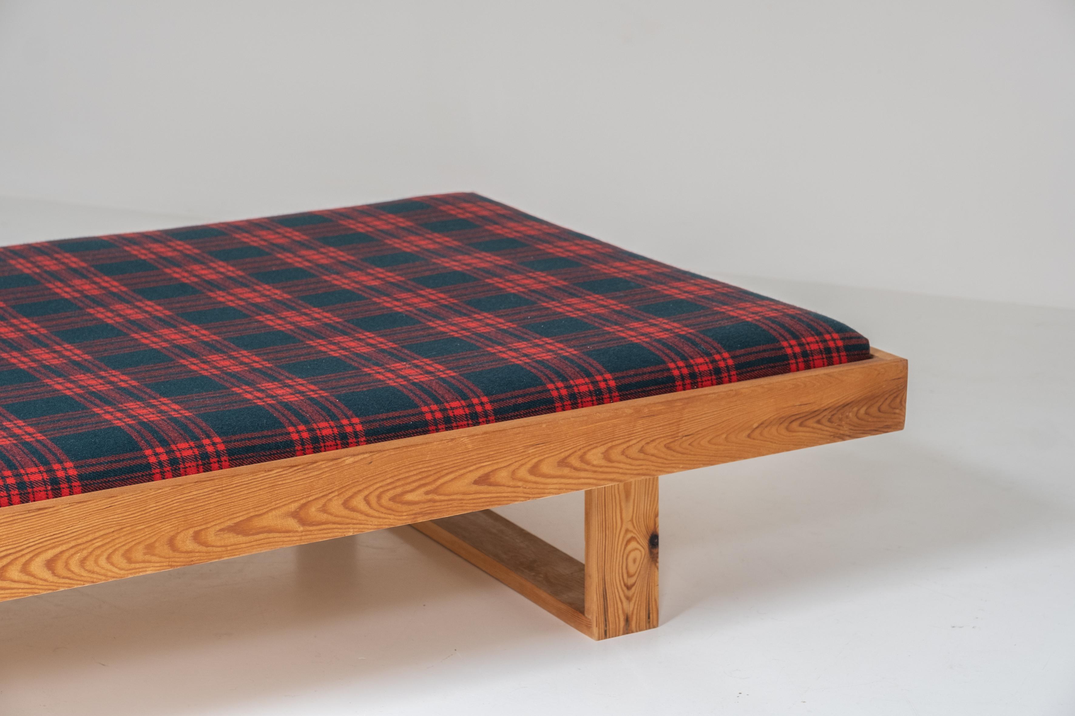 Daybed in pine from Denmark, dating from the 1960s. For Sale 3