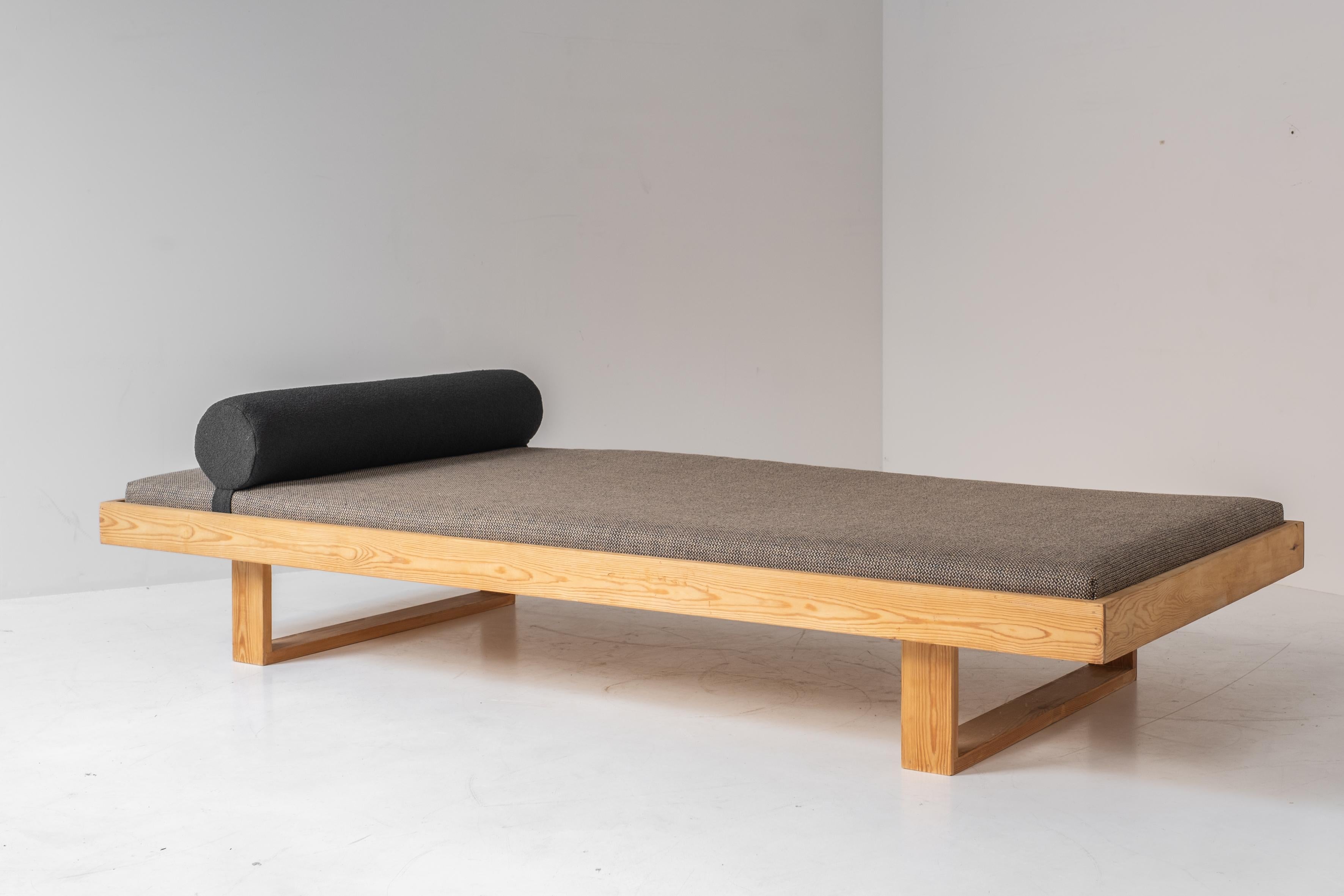 Daybed in pine from Denmark, dating from the 1960s. 4
