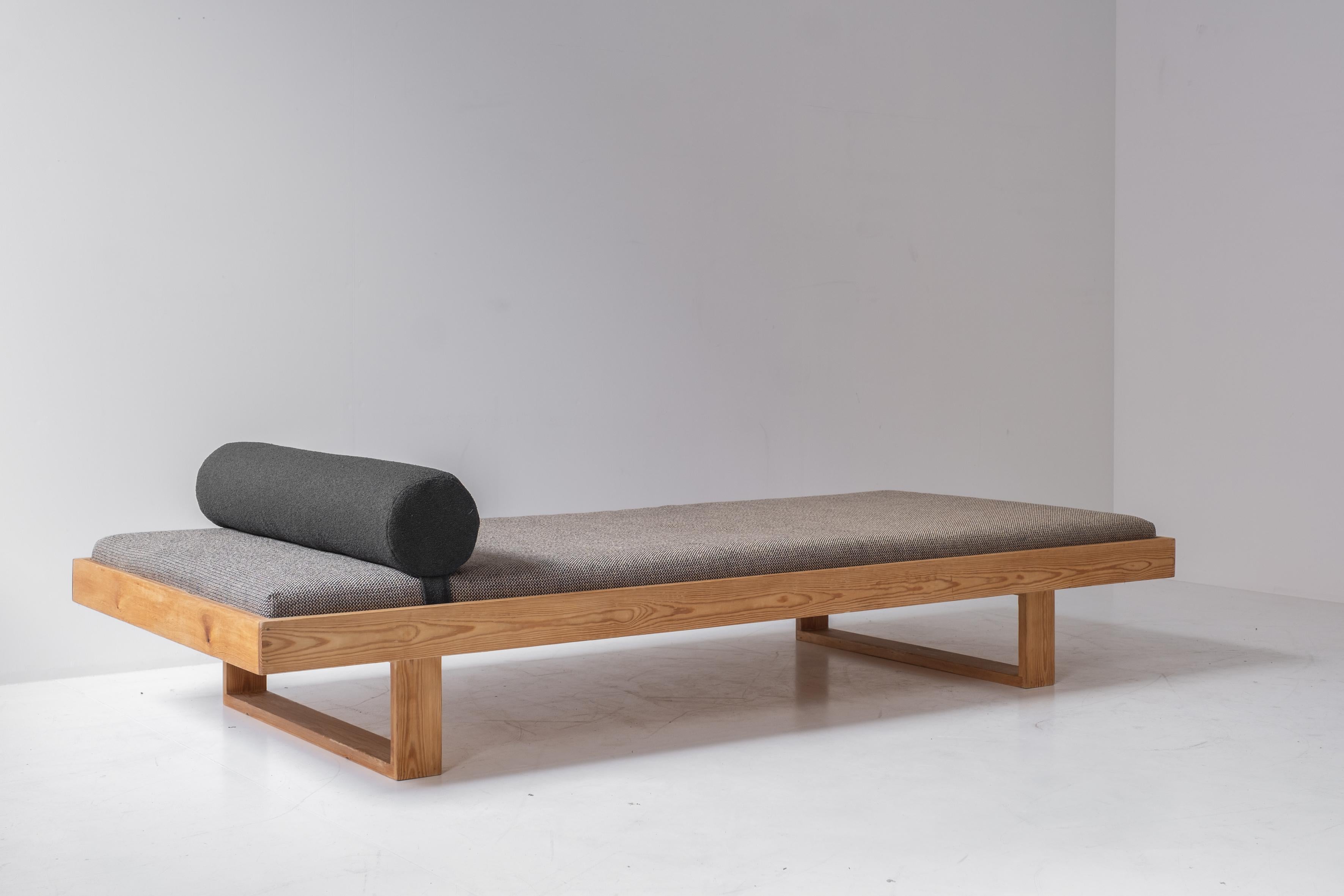 Lovely daybed in pine from Denmark, dating from the 1960s. This piece features a pine frame with freshly re-upholsterd seat and neck roll. Restored with love. In the manner of Charlotte Perriand VS Ate van Apeldoorn.