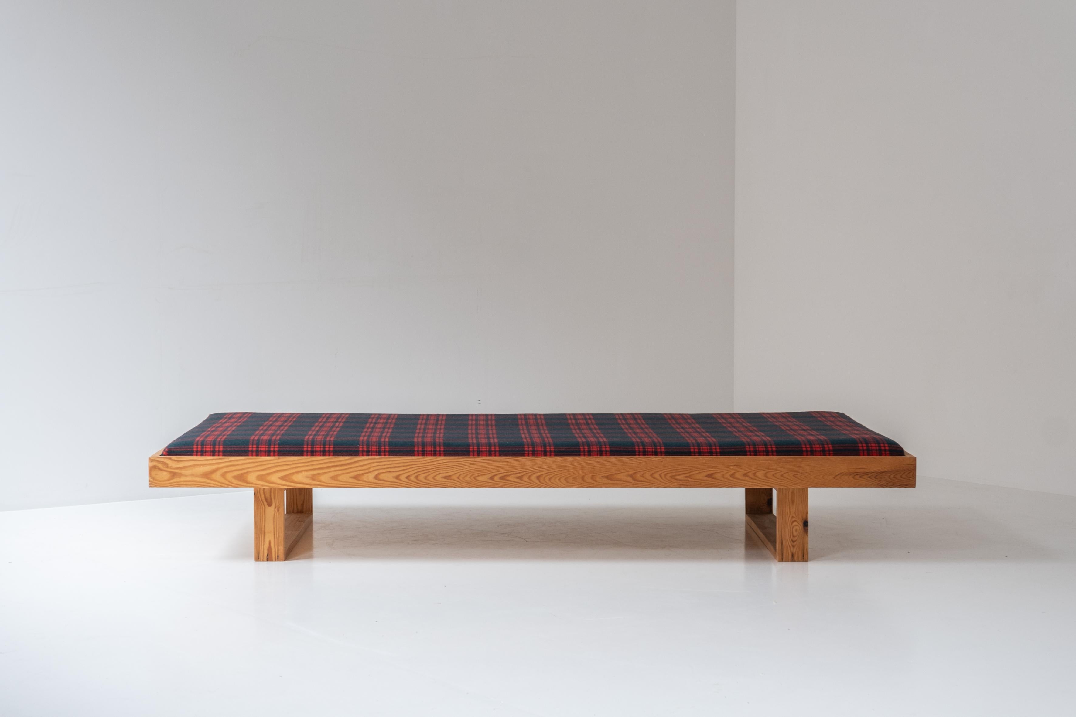 Lovely daybed in pine from Denmark, dating from the 1960s. This piece features a pine frame with freshly re-upholsterd seat. Restored with love. In the manner of Charlotte Perriand VS Ate van Apeldoorn.