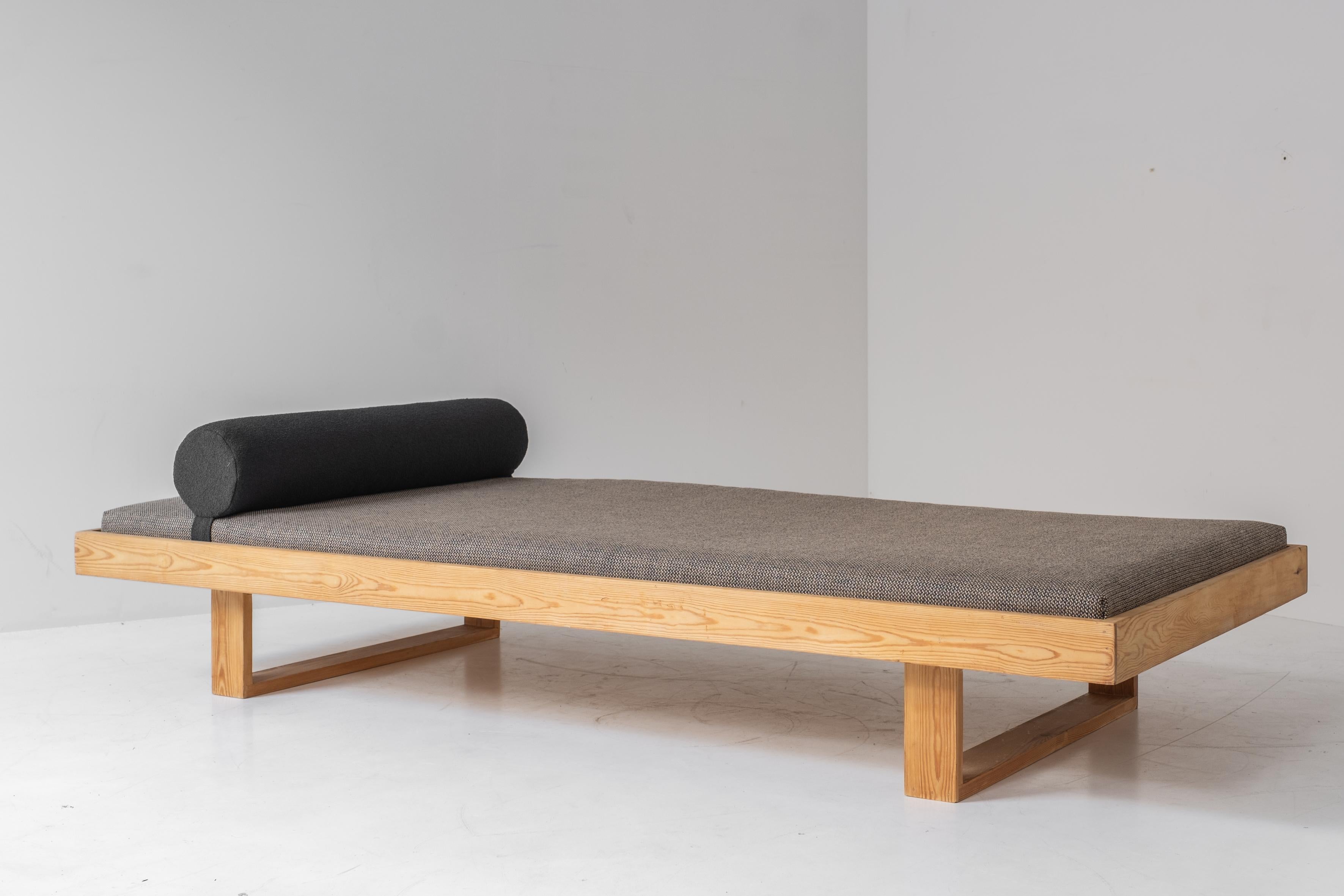 Scandinavian Modern Daybed in pine from Denmark, dating from the 1960s.