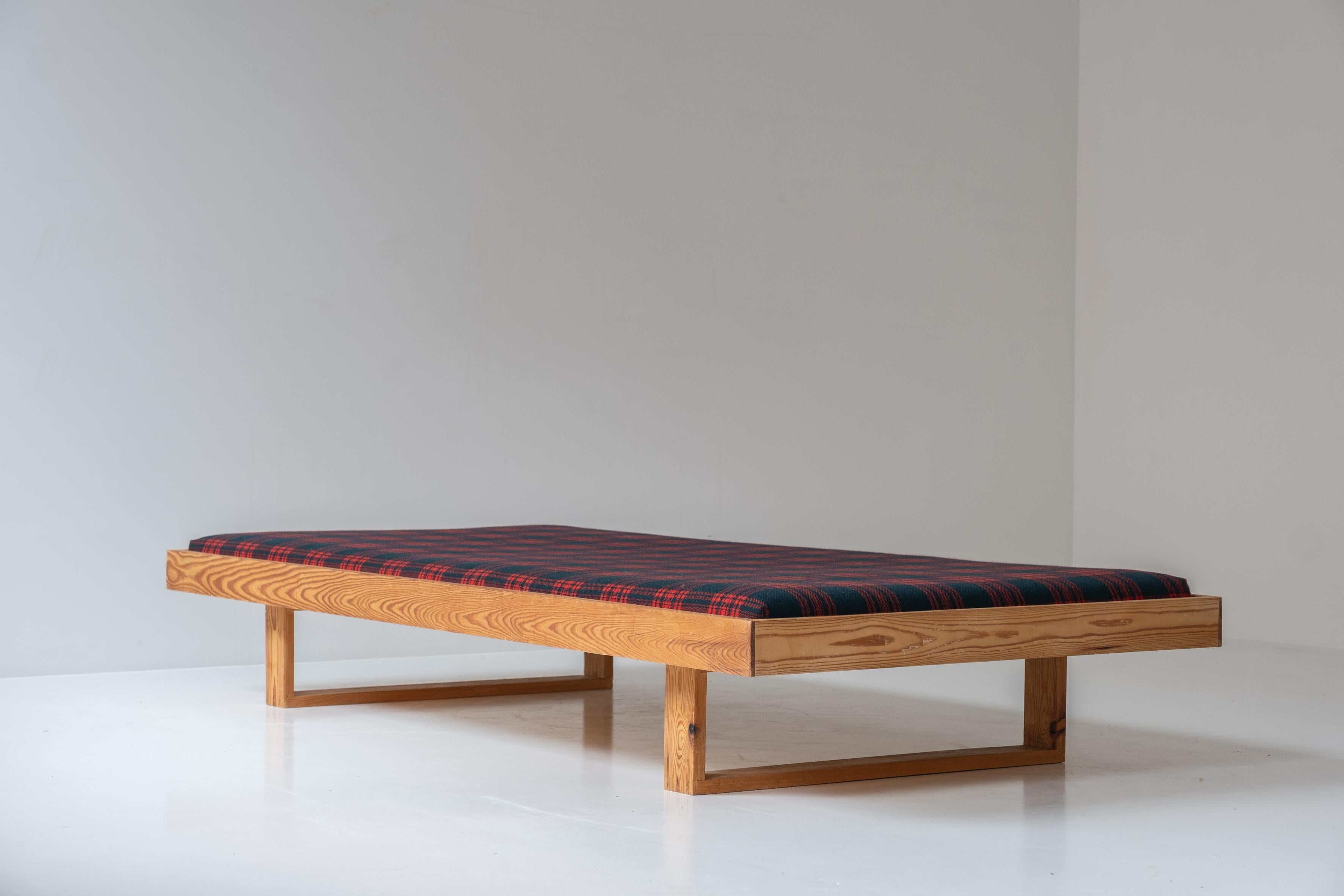 Scandinavian Modern Daybed in pine from Denmark, dating from the 1960s. For Sale