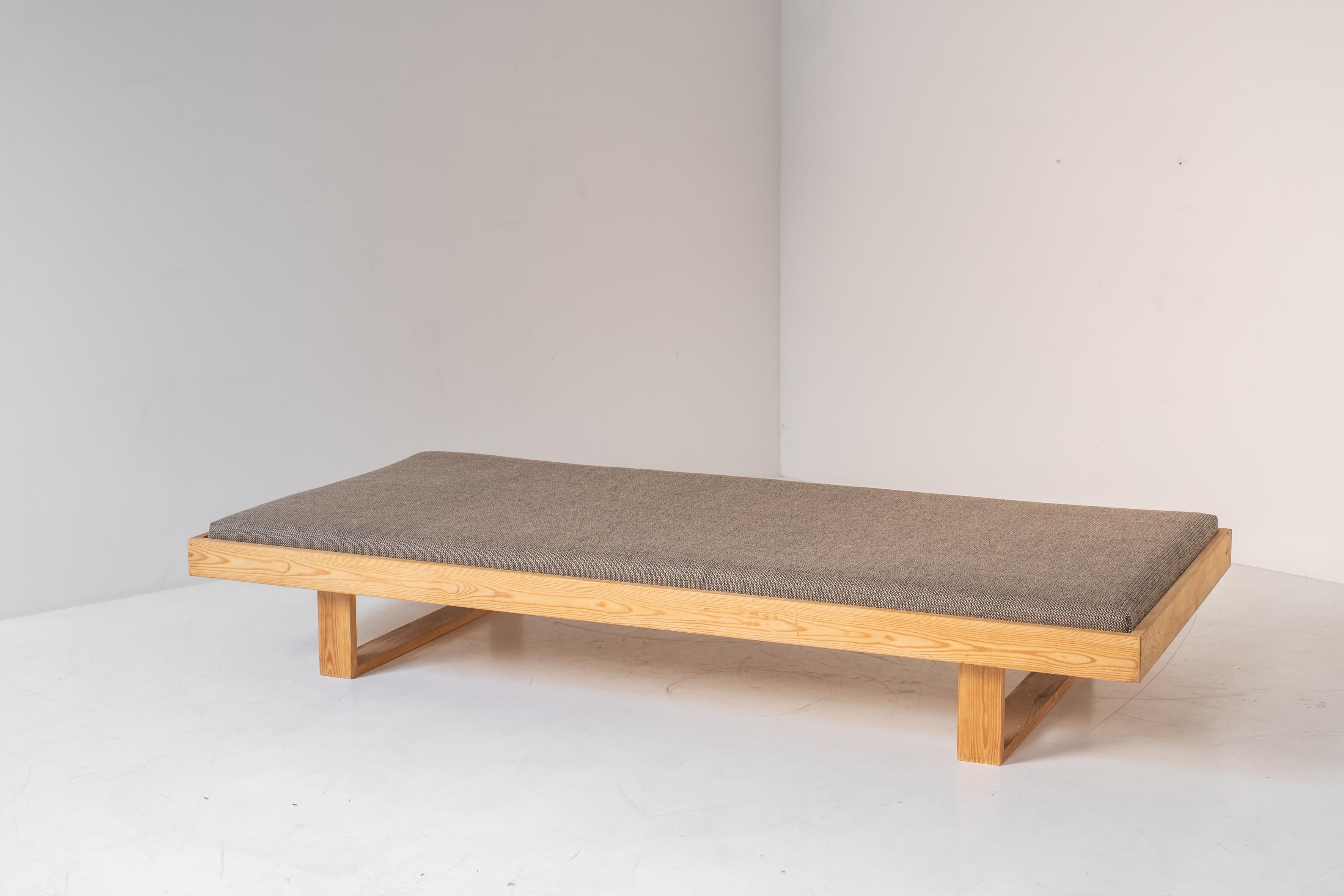 Daybed in pine from Denmark, dating from the 1960s. In Good Condition In Antwerp, BE