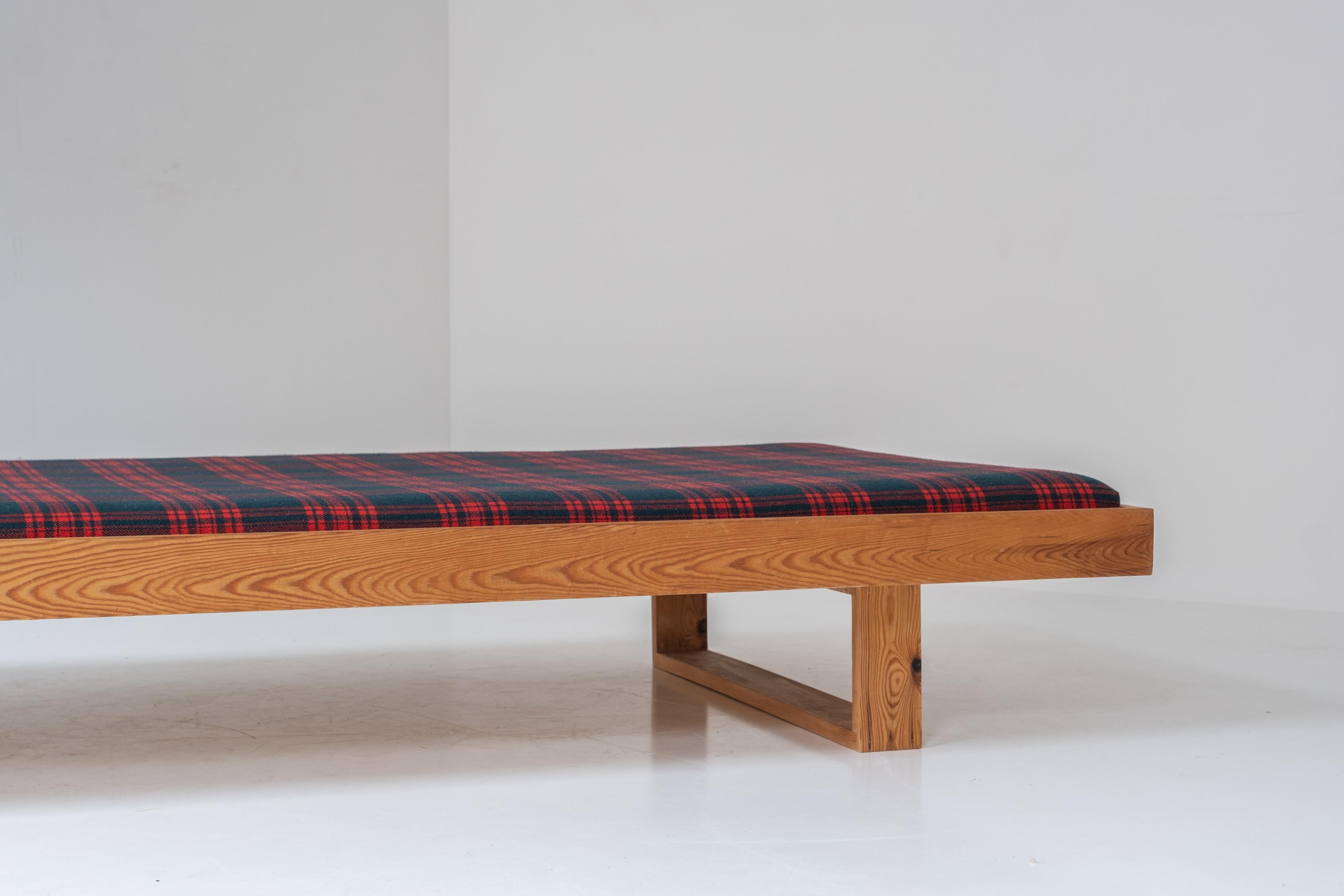 Daybed in pine from Denmark, dating from the 1960s. In Good Condition For Sale In Antwerp, BE
