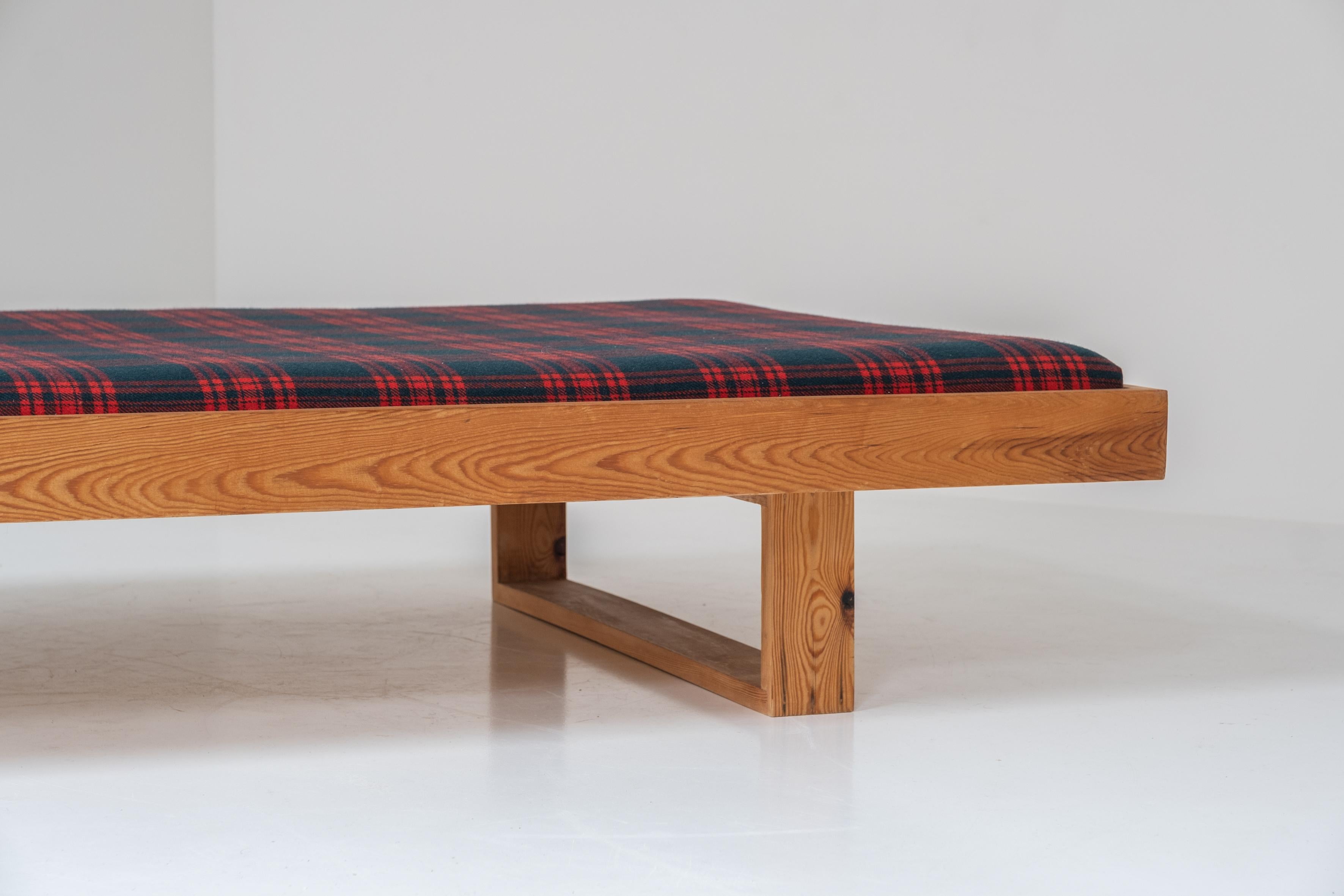 Mid-20th Century Daybed in pine from Denmark, dating from the 1960s. For Sale