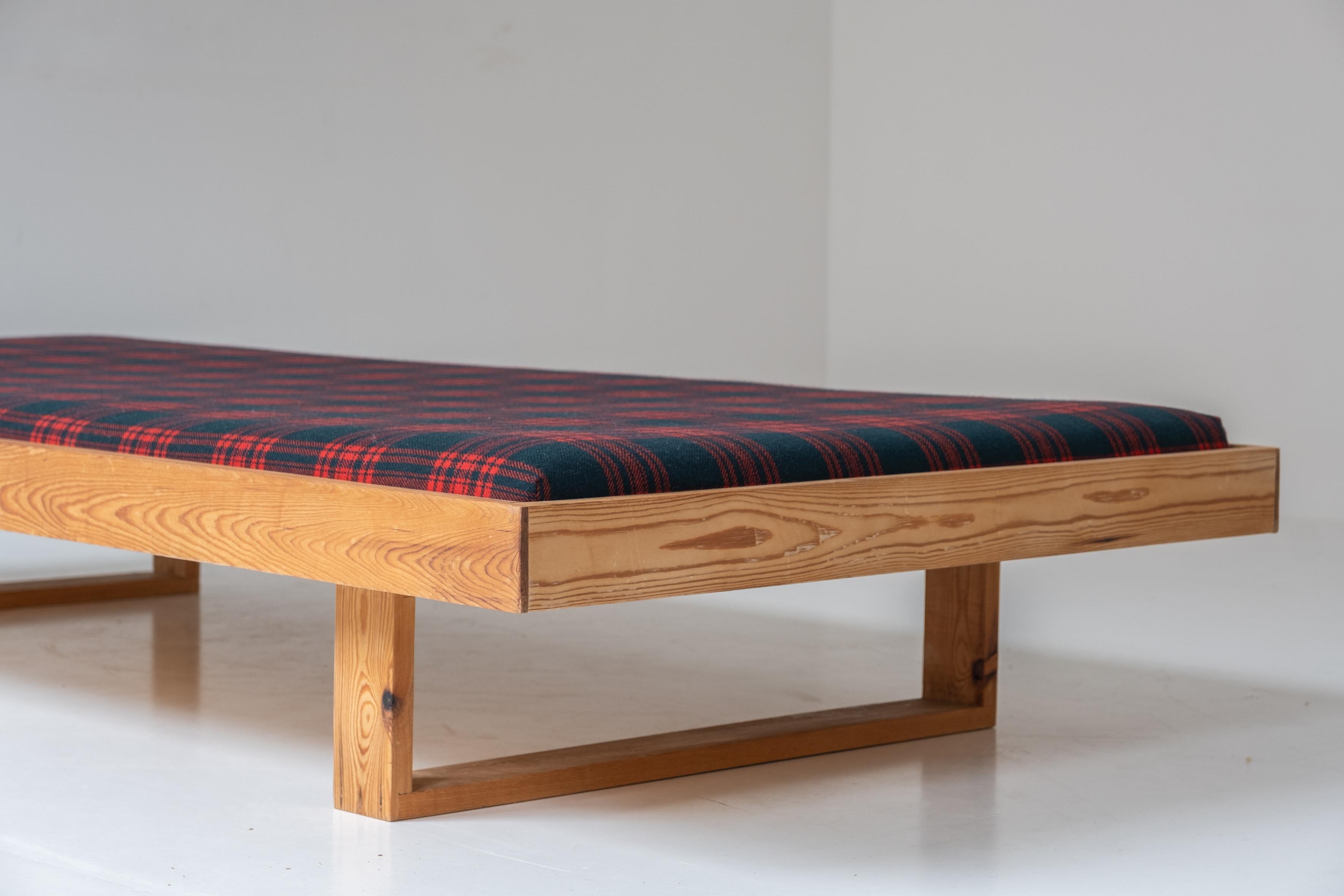 Fabric Daybed in pine from Denmark, dating from the 1960s.