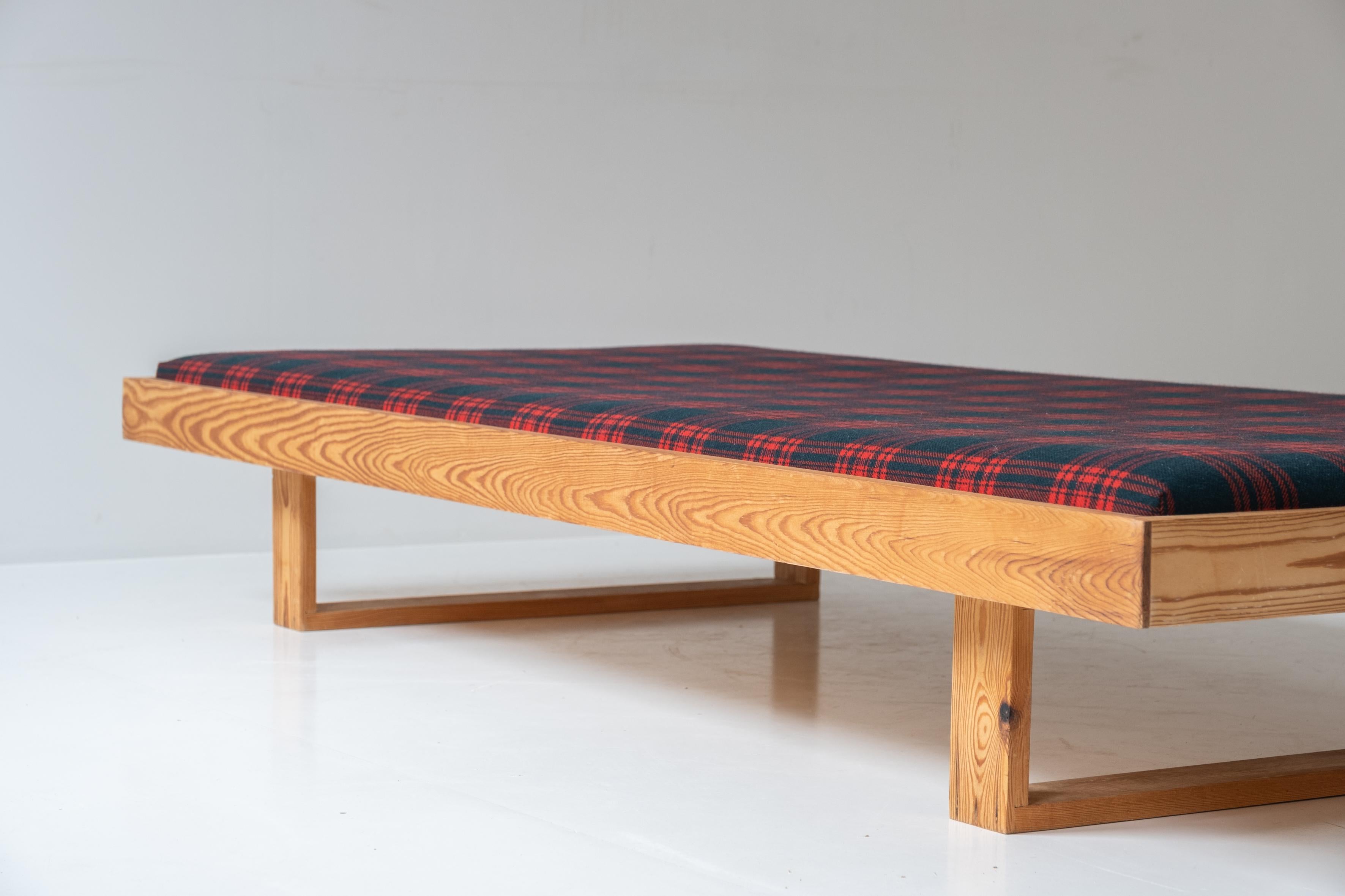 Daybed in pine from Denmark, dating from the 1960s. For Sale 1