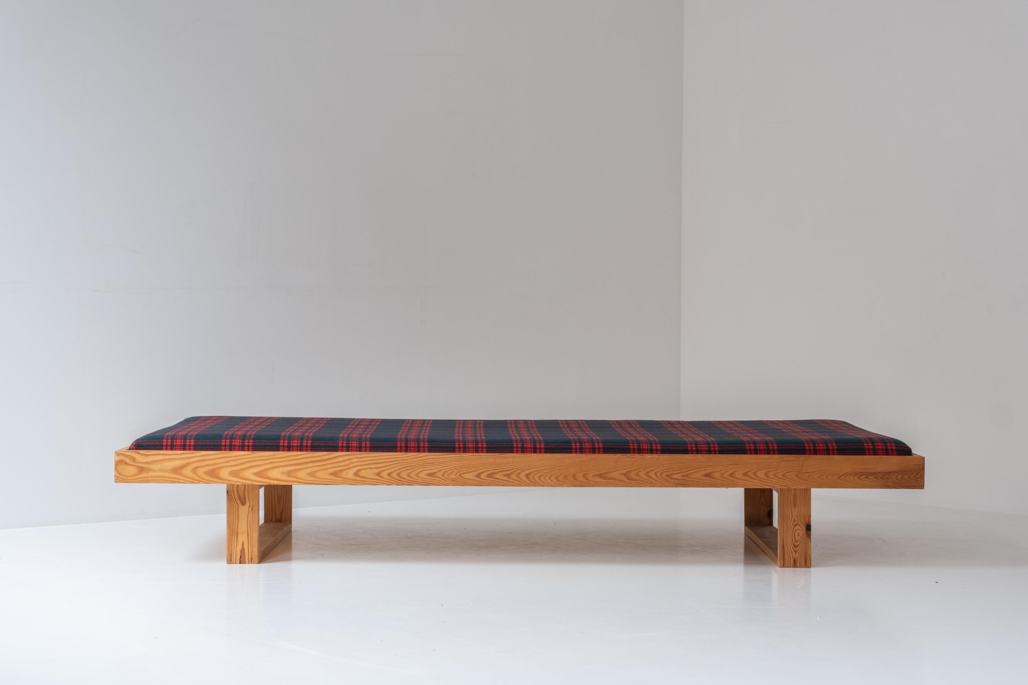 Daybed in pine from Denmark, dating from the 1960s. For Sale 2