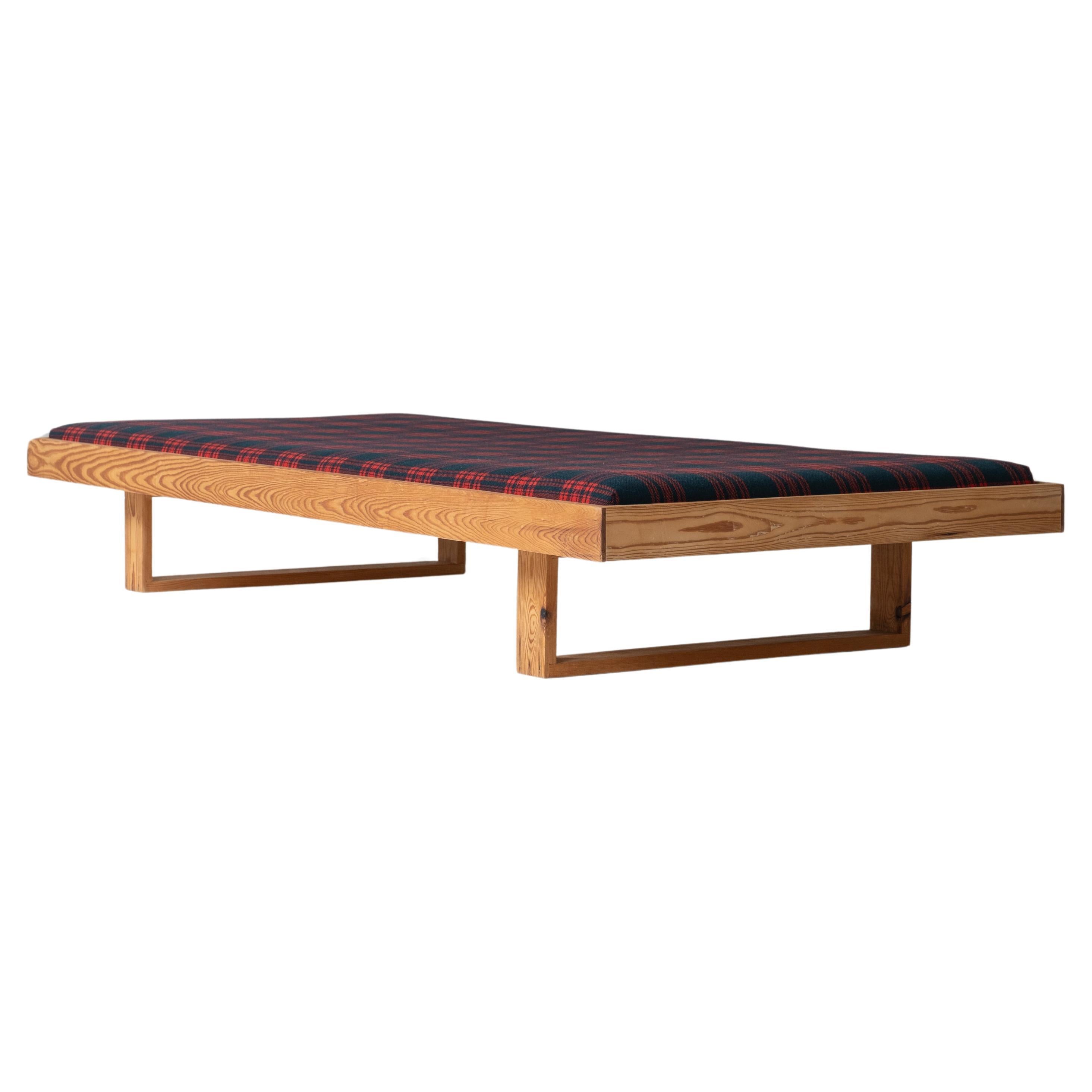 Daybed in pine from Denmark, dating from the 1960s. For Sale