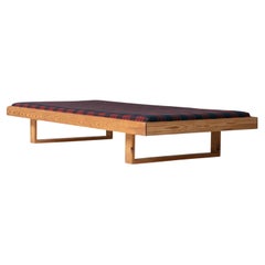 Vintage Daybed in pine from Denmark, dating from the 1960s.