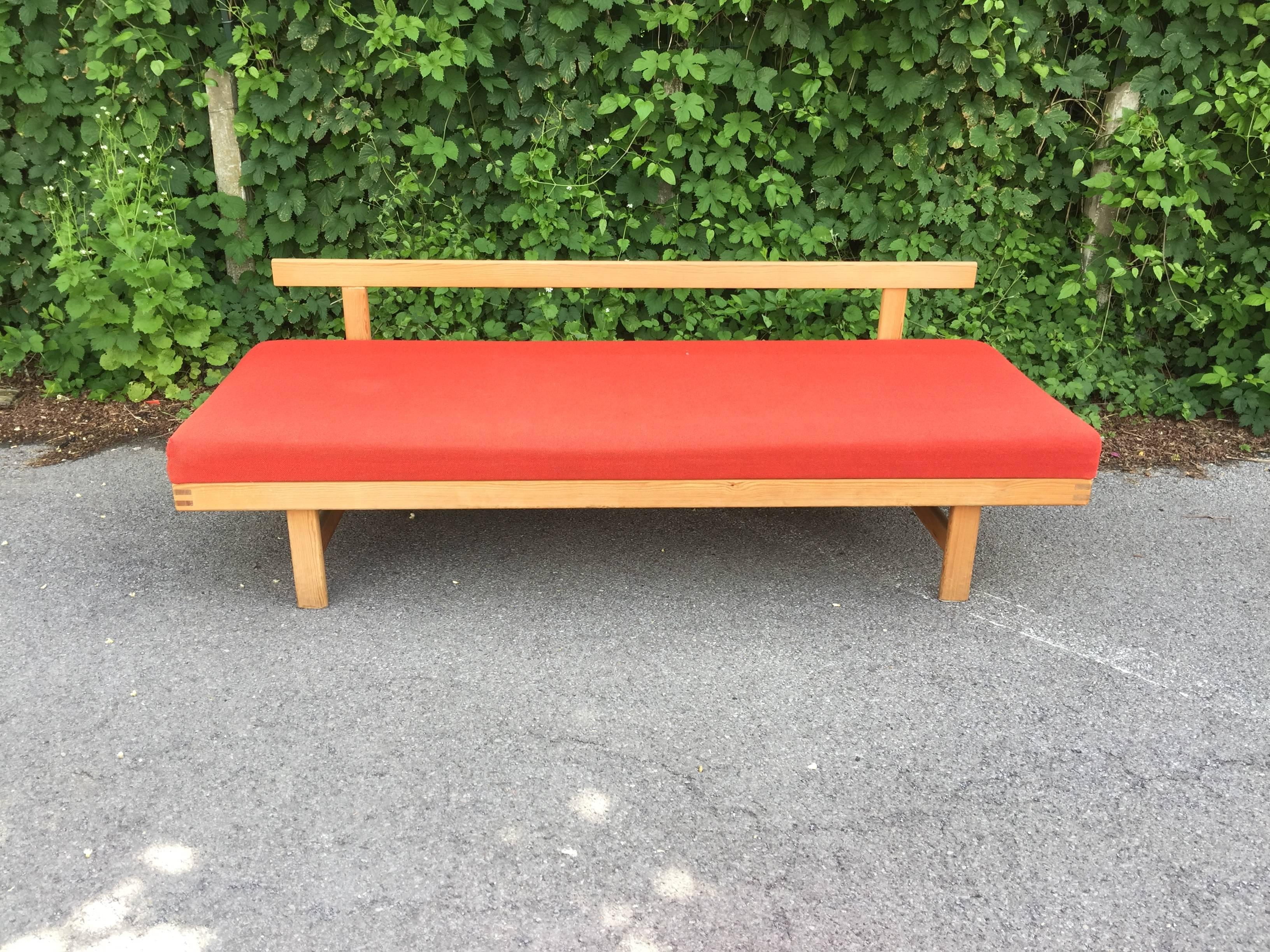 Daybed in Pine in the Style of  Charlotte Perriand, circa 1960 For Sale 1