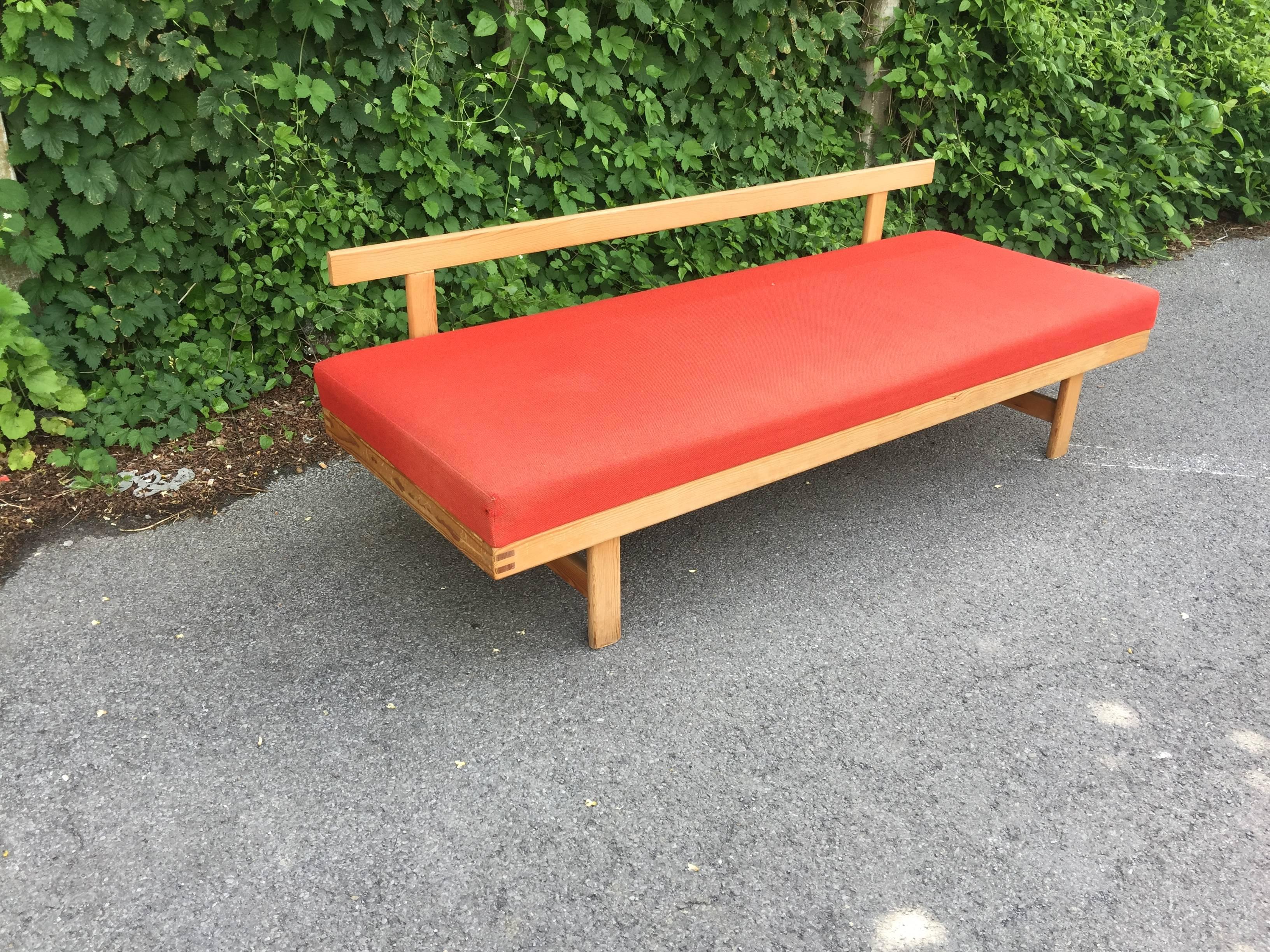 Banco / sofá cama de pino al estilo de  Charlotte Perriand, hacia 1960.