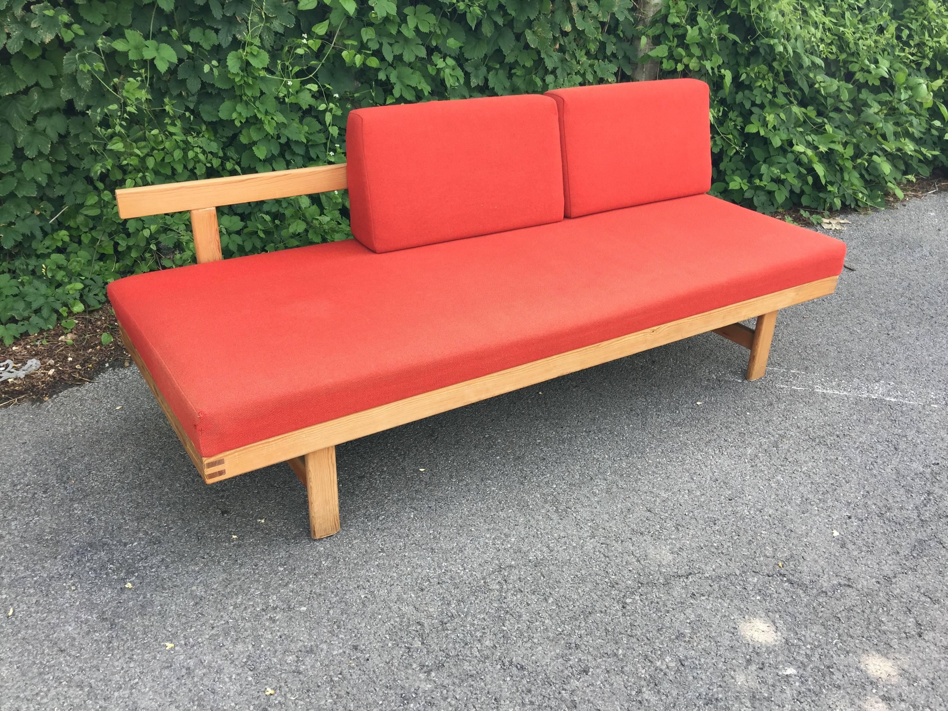 Daybed aus Kiefer im Stil von  Charlotte Perriand, um 1960 (Französisch) im Angebot