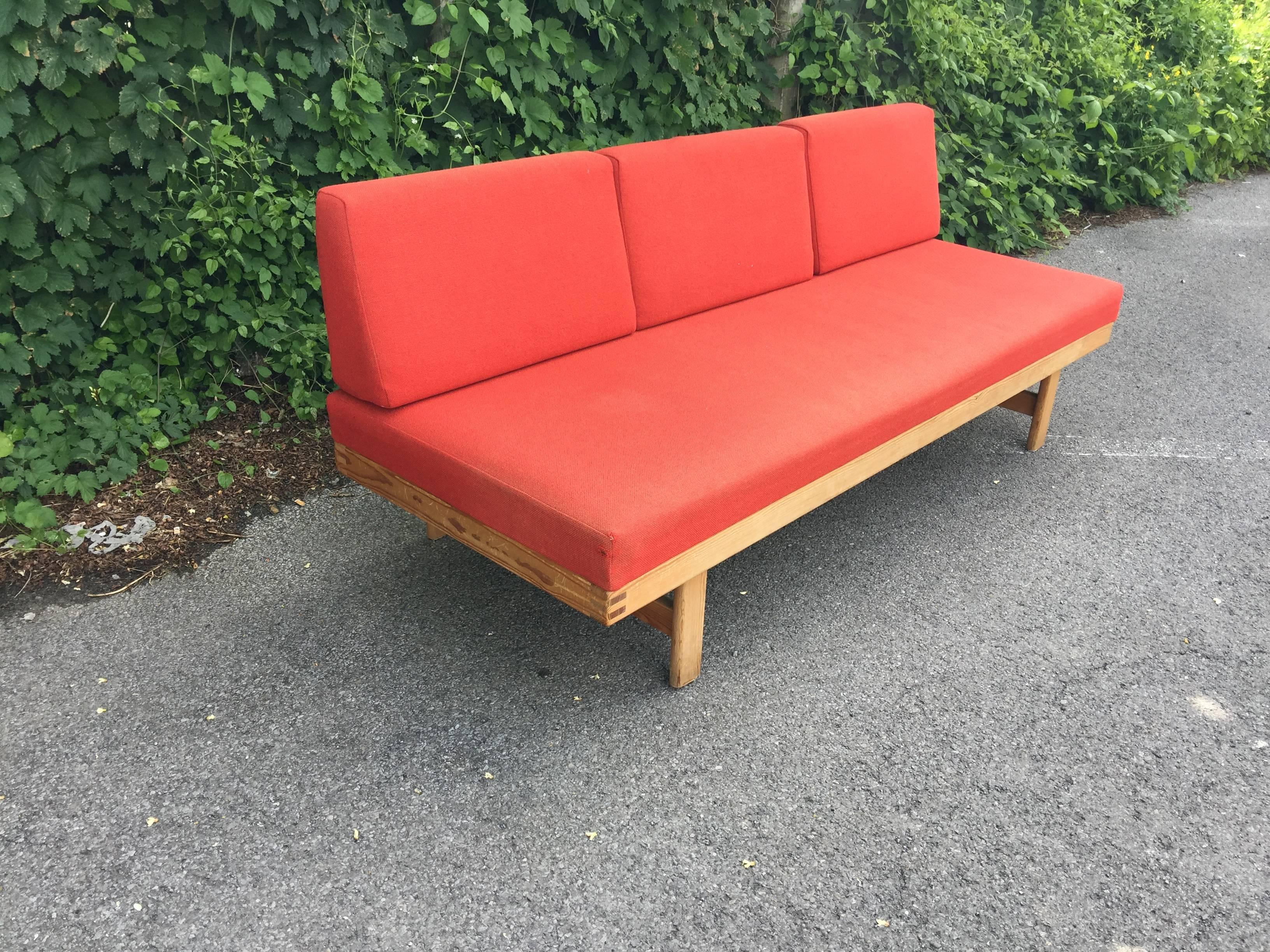 Mid-Century Modern Daybed in Pine in the Style of  Charlotte Perriand, circa 1960 For Sale