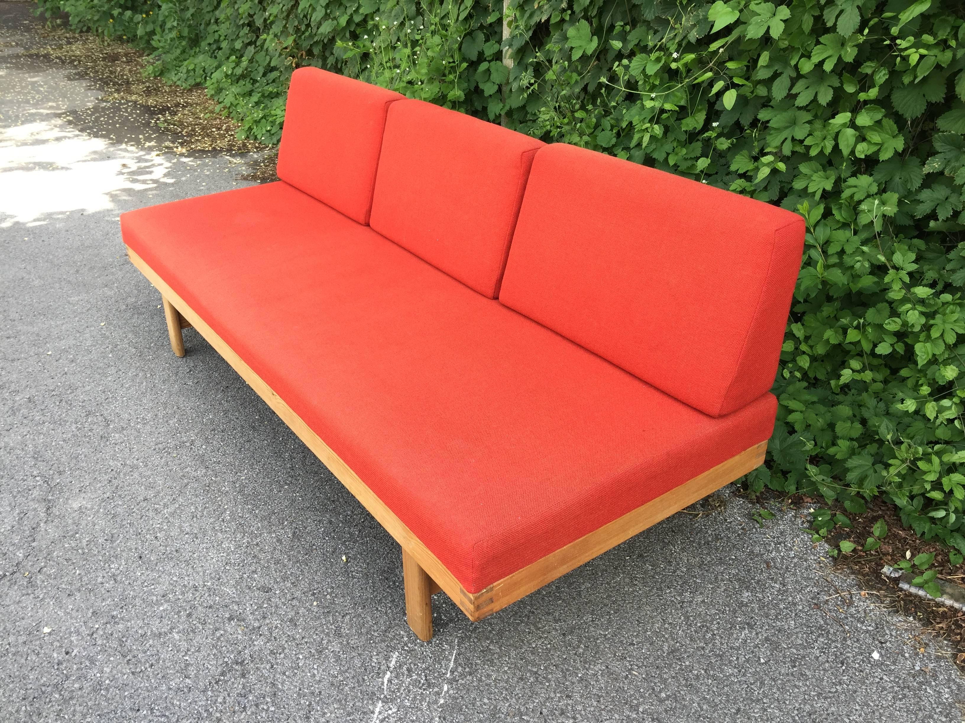 Cama de día de pino al estilo de  Charlotte Perriand, hacia 1960 en venta 1