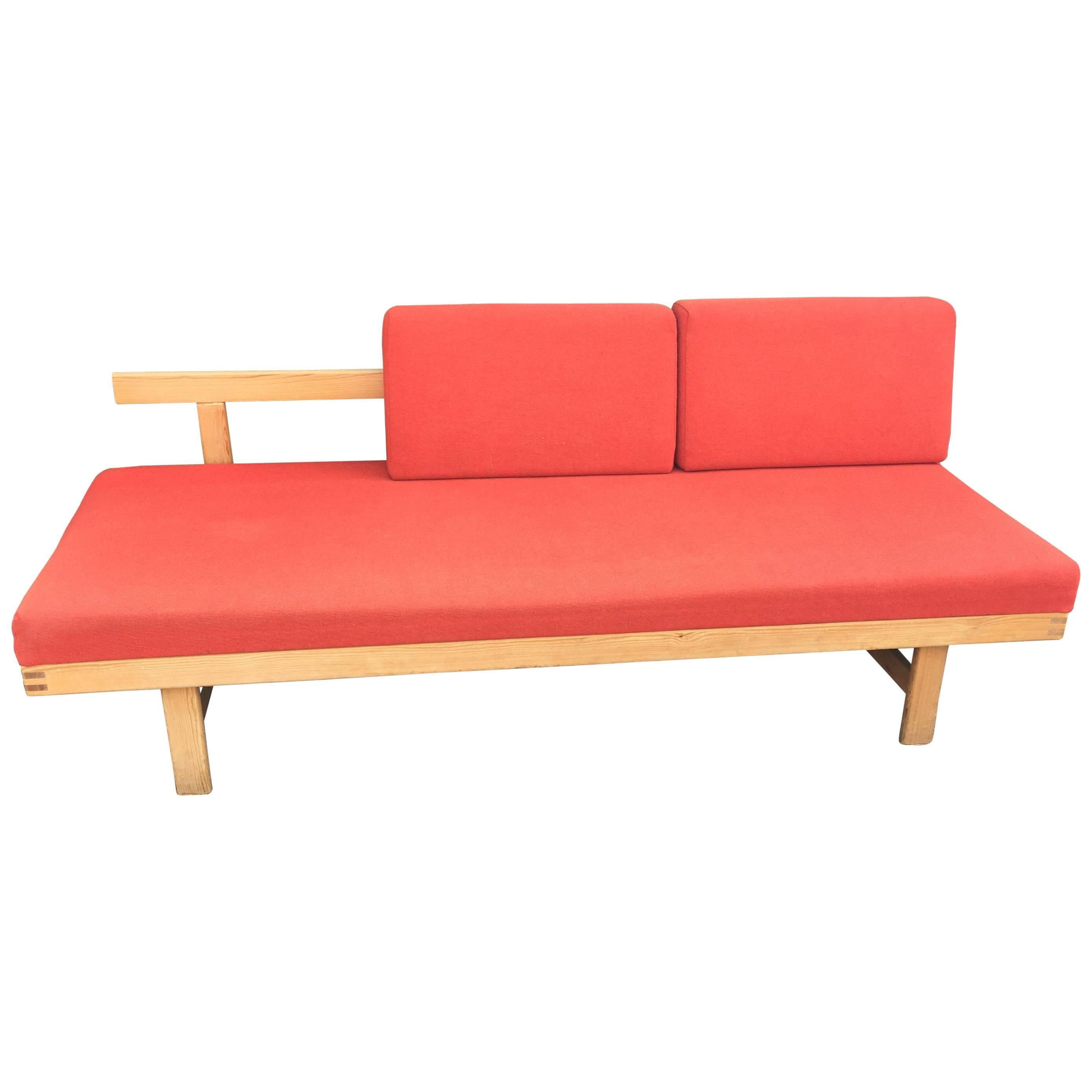 Daybed aus Kiefer im Stil von  Charlotte Perriand, um 1960 im Angebot