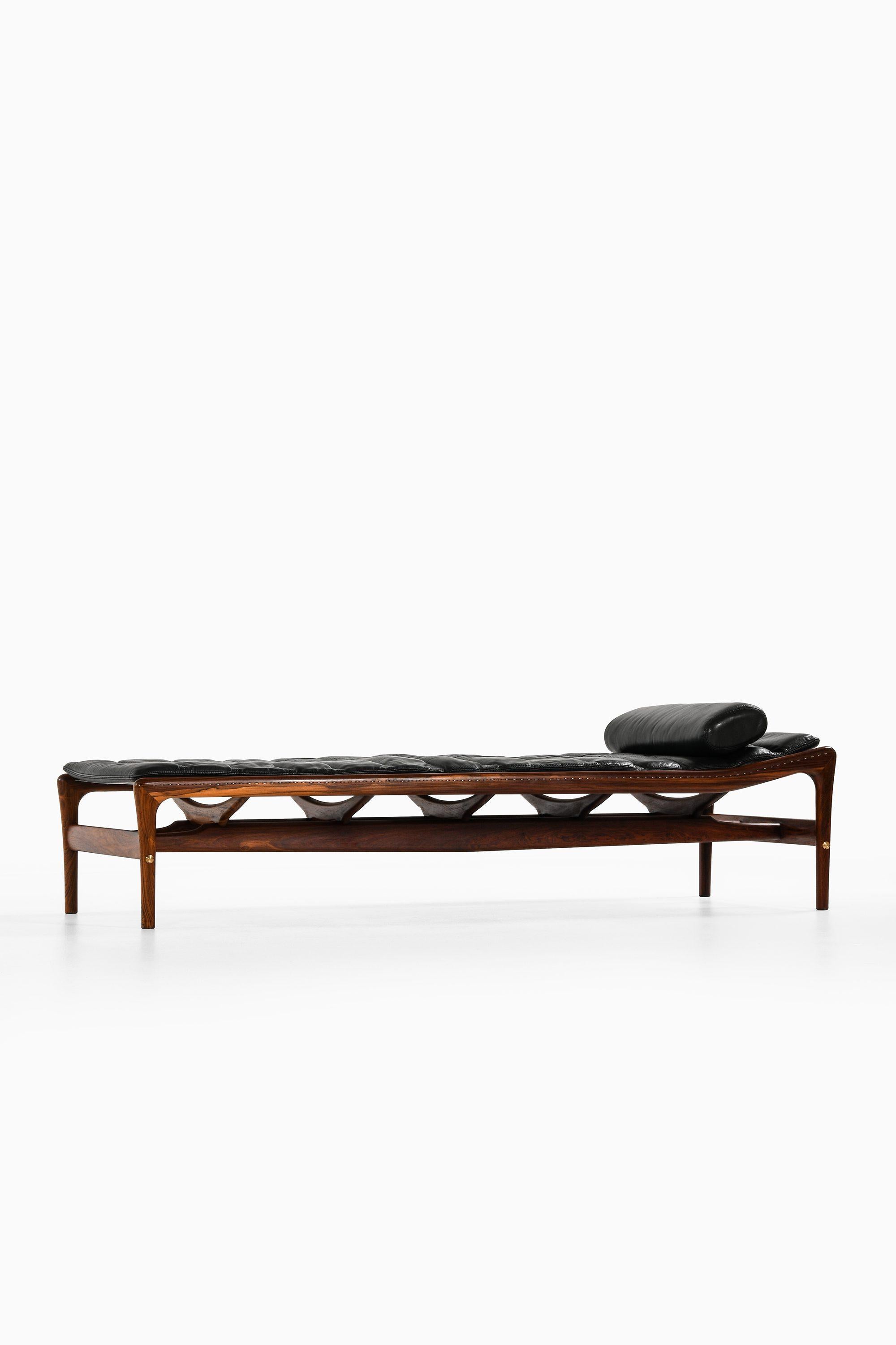Lit de jour en palissandre, cordes en nylon et cuir noir par Helge Vestergaard Jense

Informations supplémentaires :
Matière : Bois de rose, cordes en nylon et cuir noir
Style : Milieu du siècle, Scandinavie
Produit par Niels Roth Andersen au