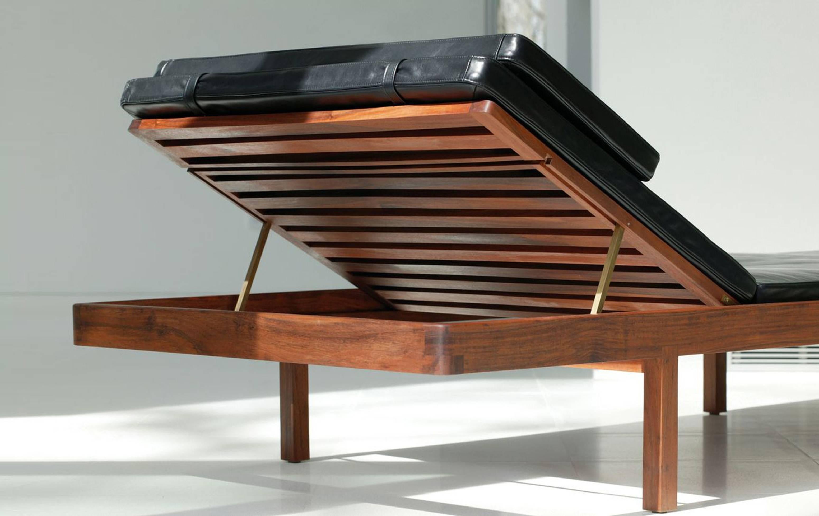 Méridienne avec cadre en bois massif et coussin haut de gamme en cuir noir, Bassam Fellows Neuf - En vente à Geneve, CH