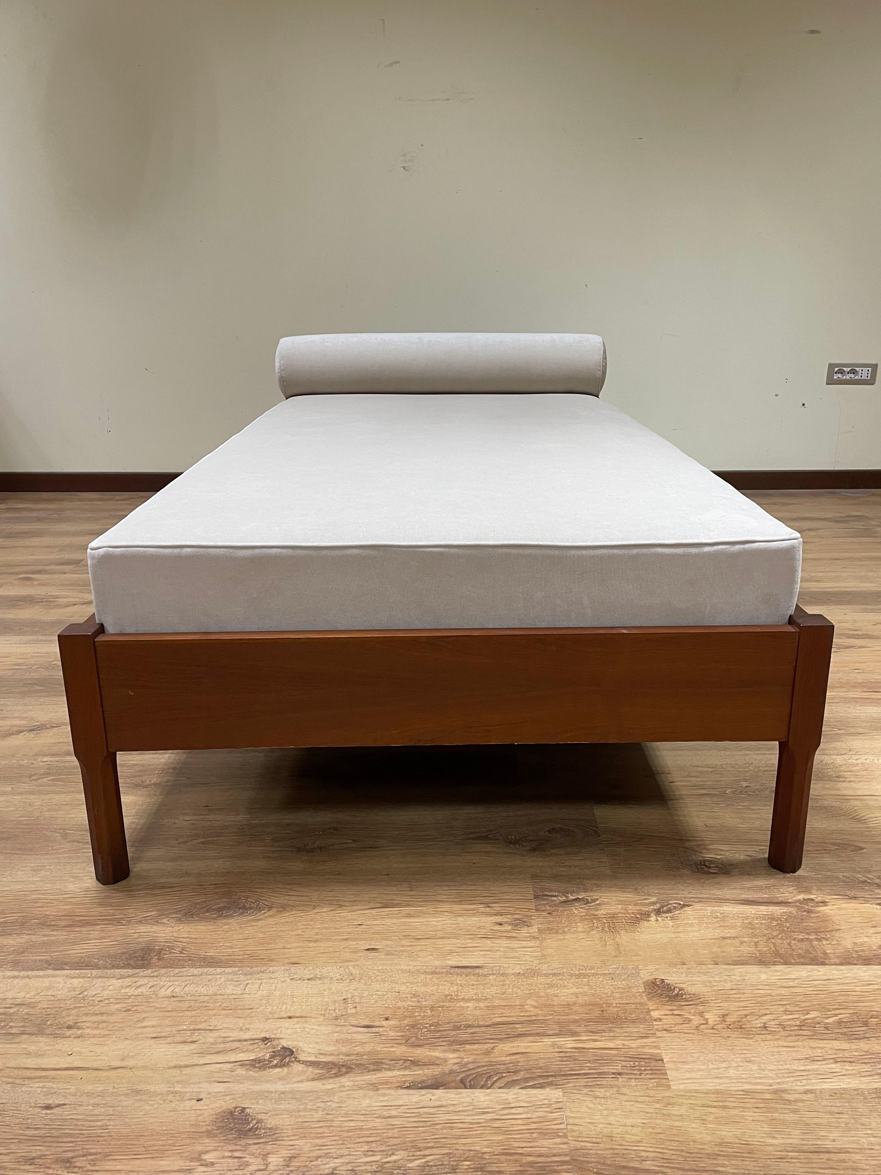 1960s teak daybed, Italy For Sale 4