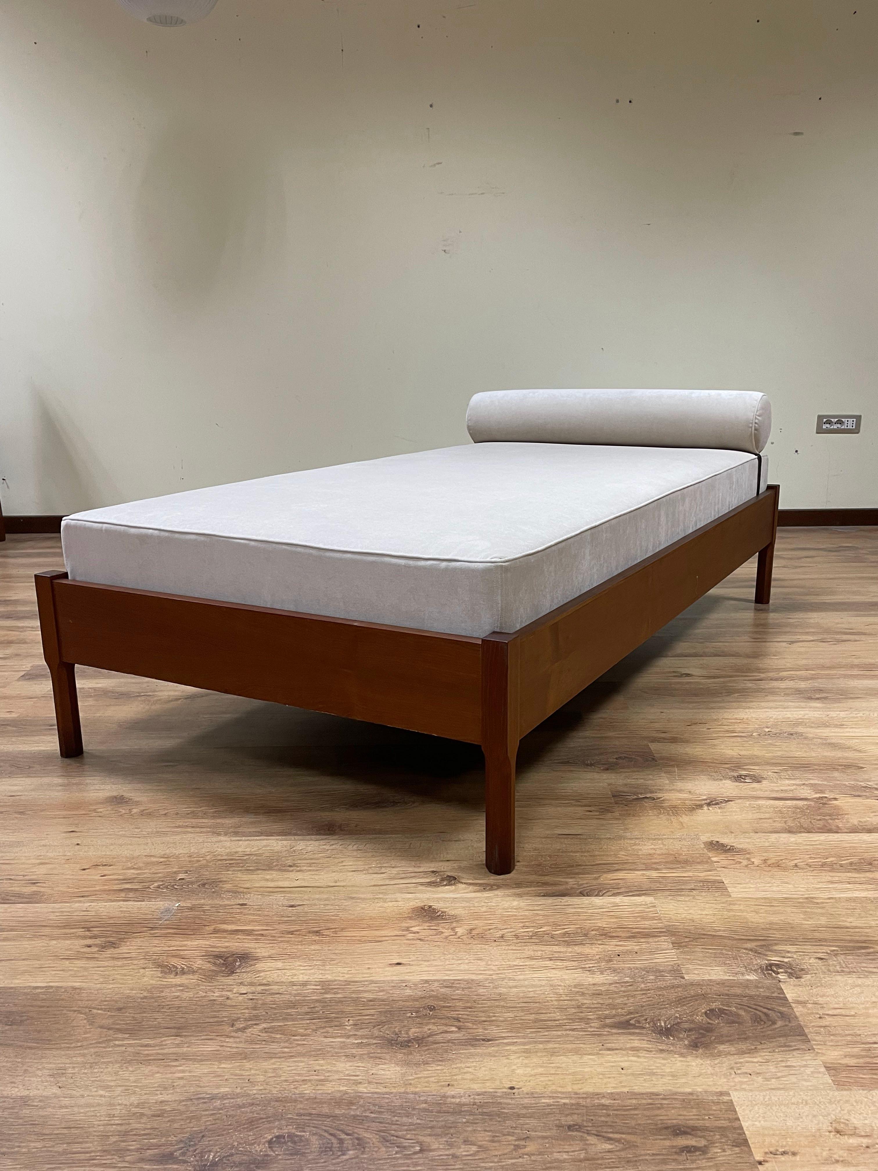 1960s teak daybed, Italy For Sale 6