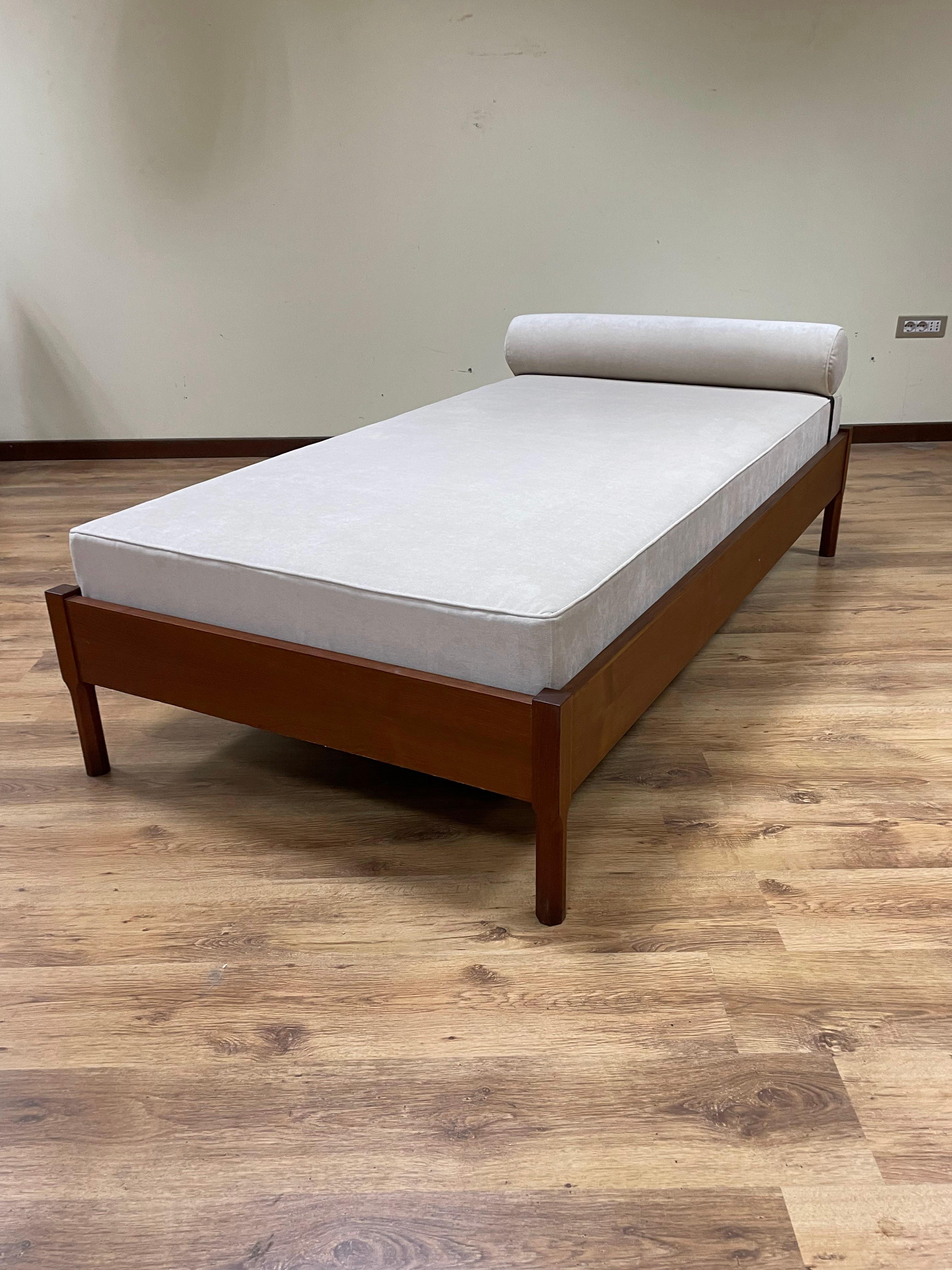 1960s teak daybed, Italy For Sale 7