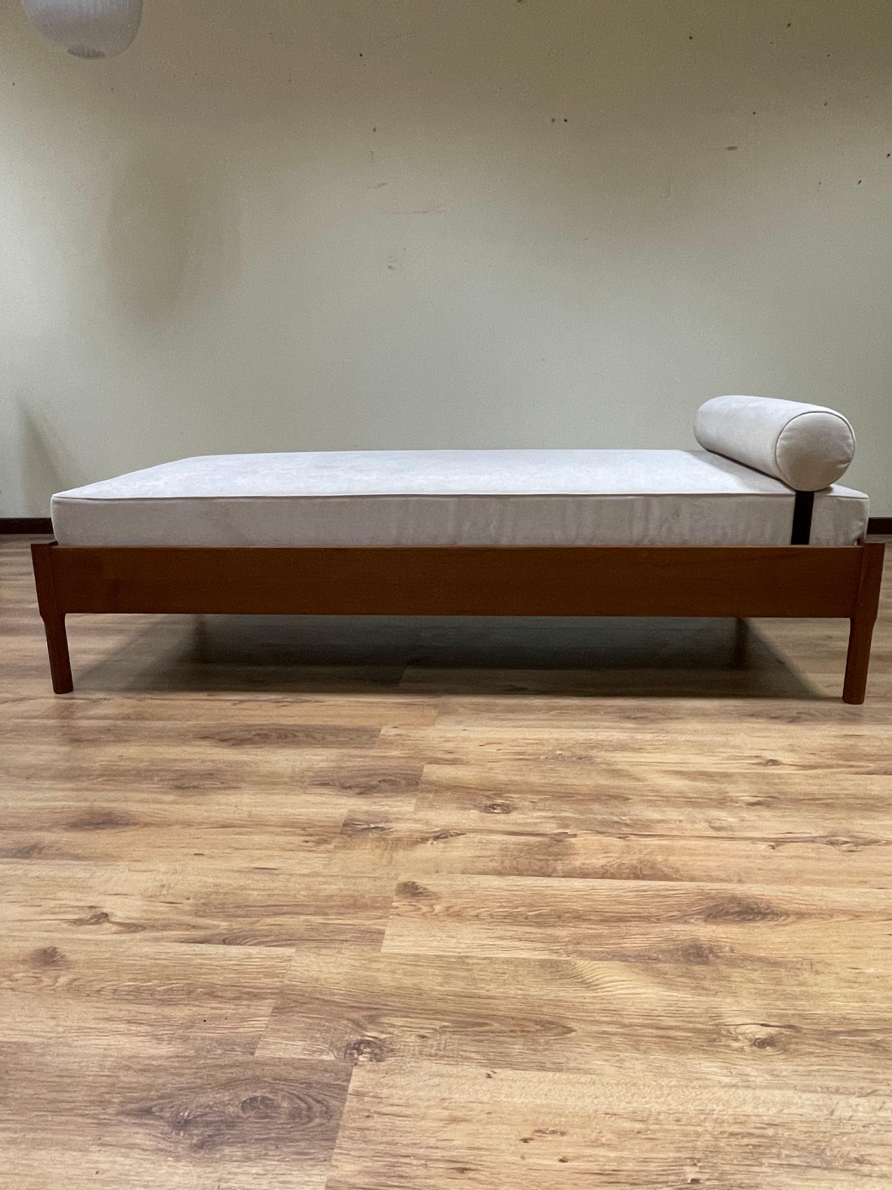 1960s teak daybed, Italy For Sale 10